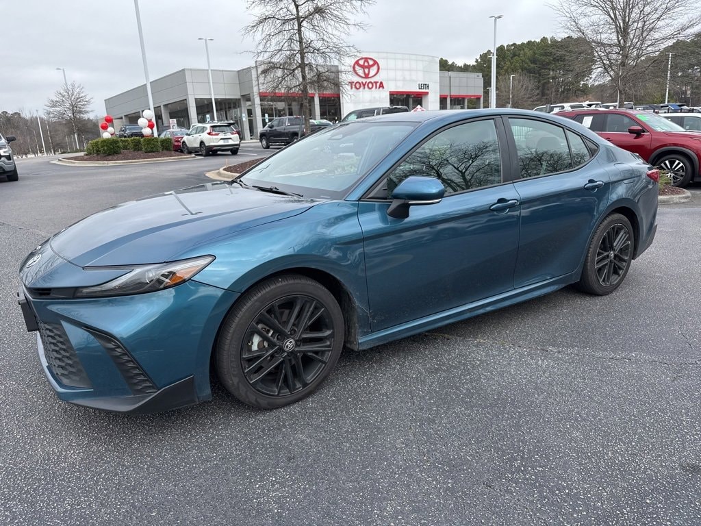 2025 Toyota Camry SE's photo