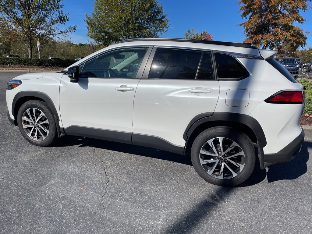 2025 Toyota Corolla Cross XLE photo 2