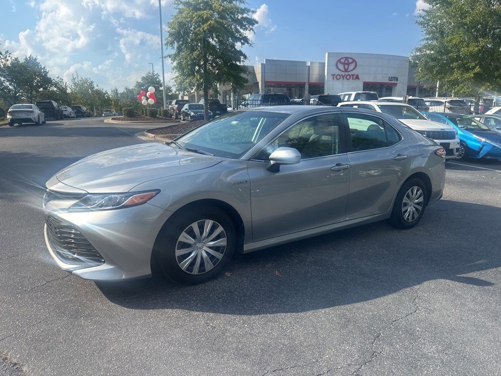 2019 Toyota Camry Hybrid LE photo 3