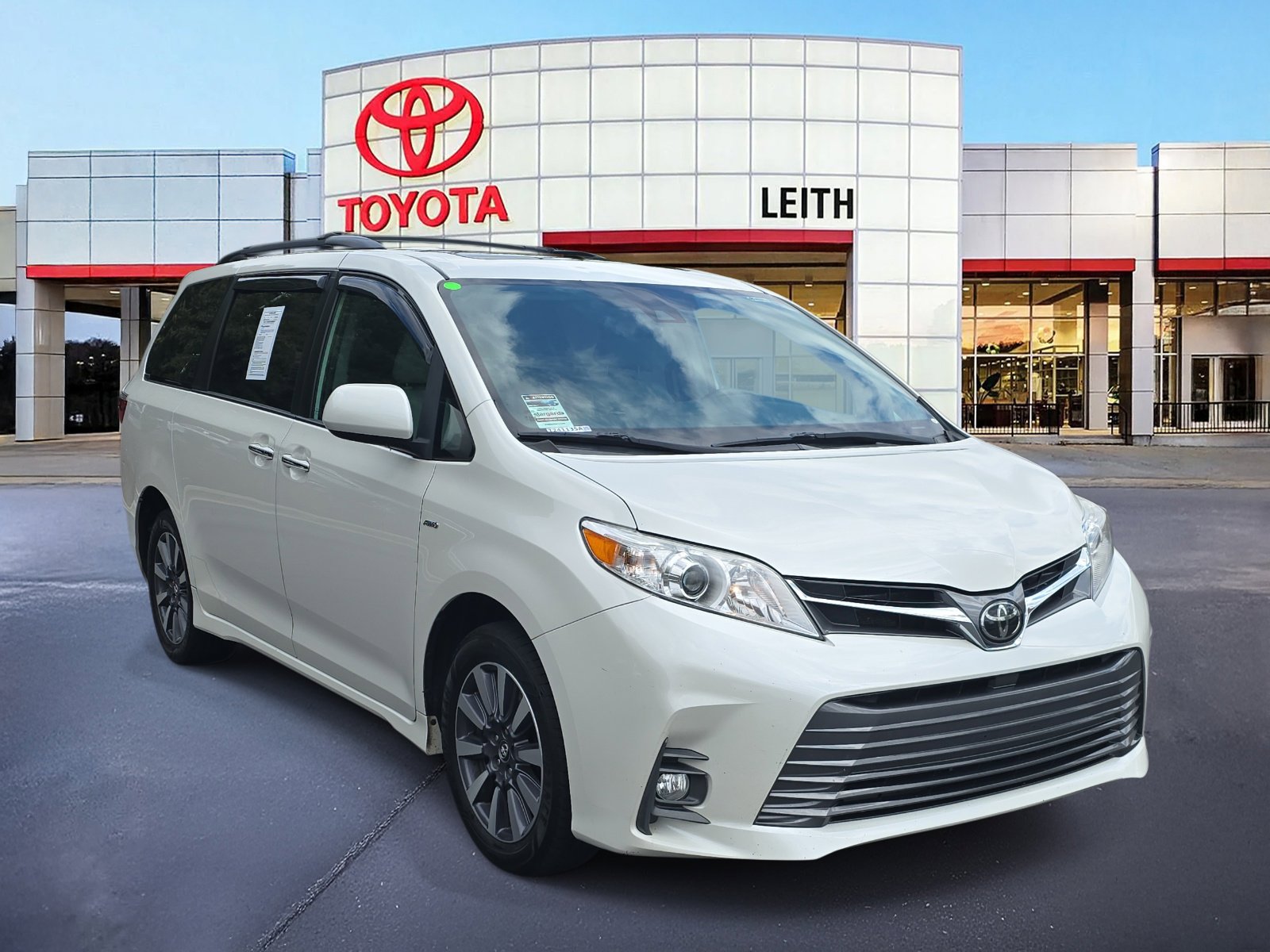 2020 Toyota Sienna XLE photo 3