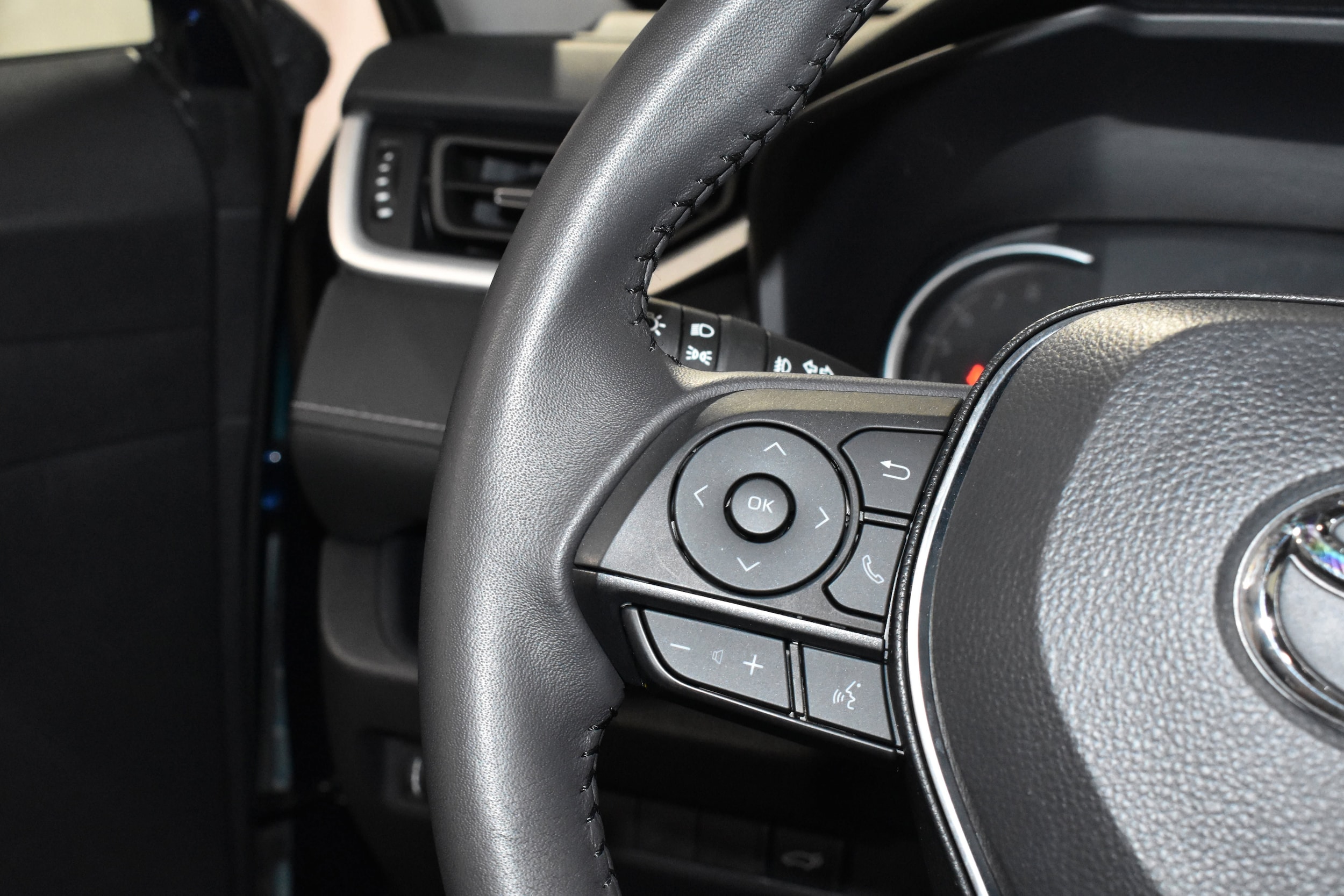 2025 Toyota RAV4 XLE Premium - Photo 13