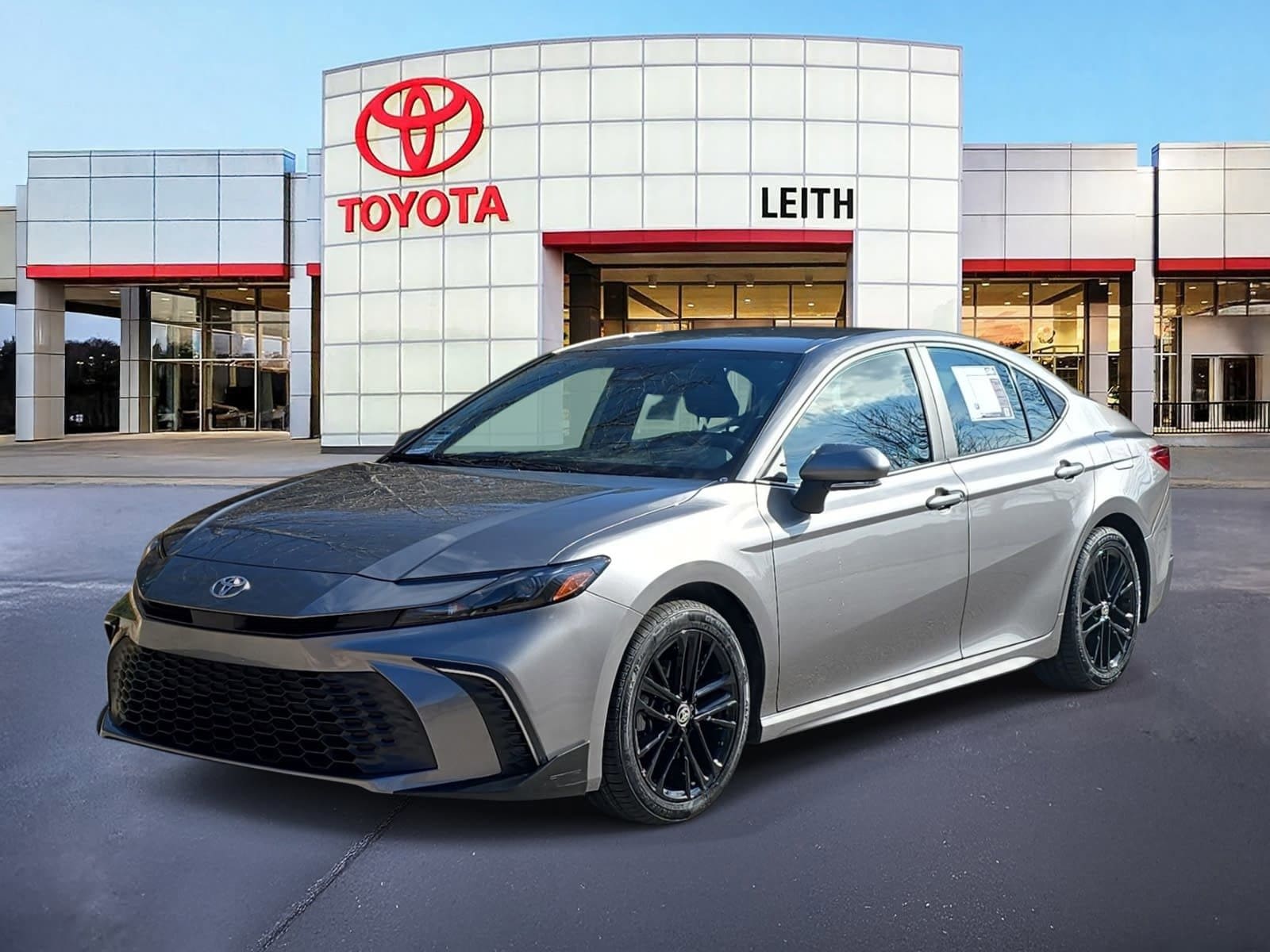 2025 Toyota Camry SE's photo