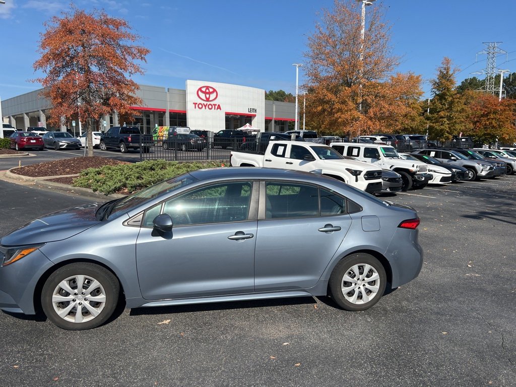 2022 Toyota Corolla LE photo 2