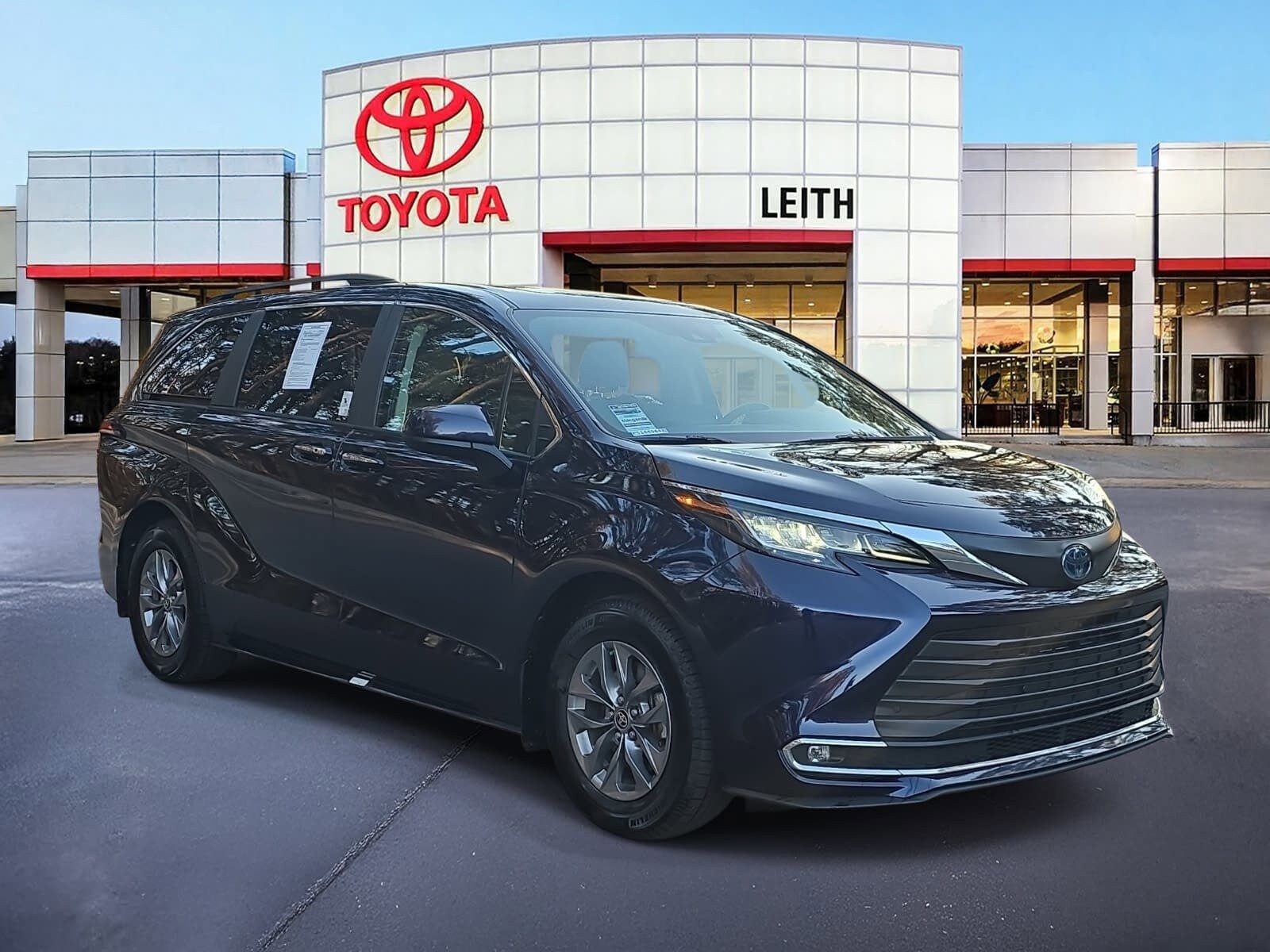 2023 Toyota Sienna XLE photo 3
