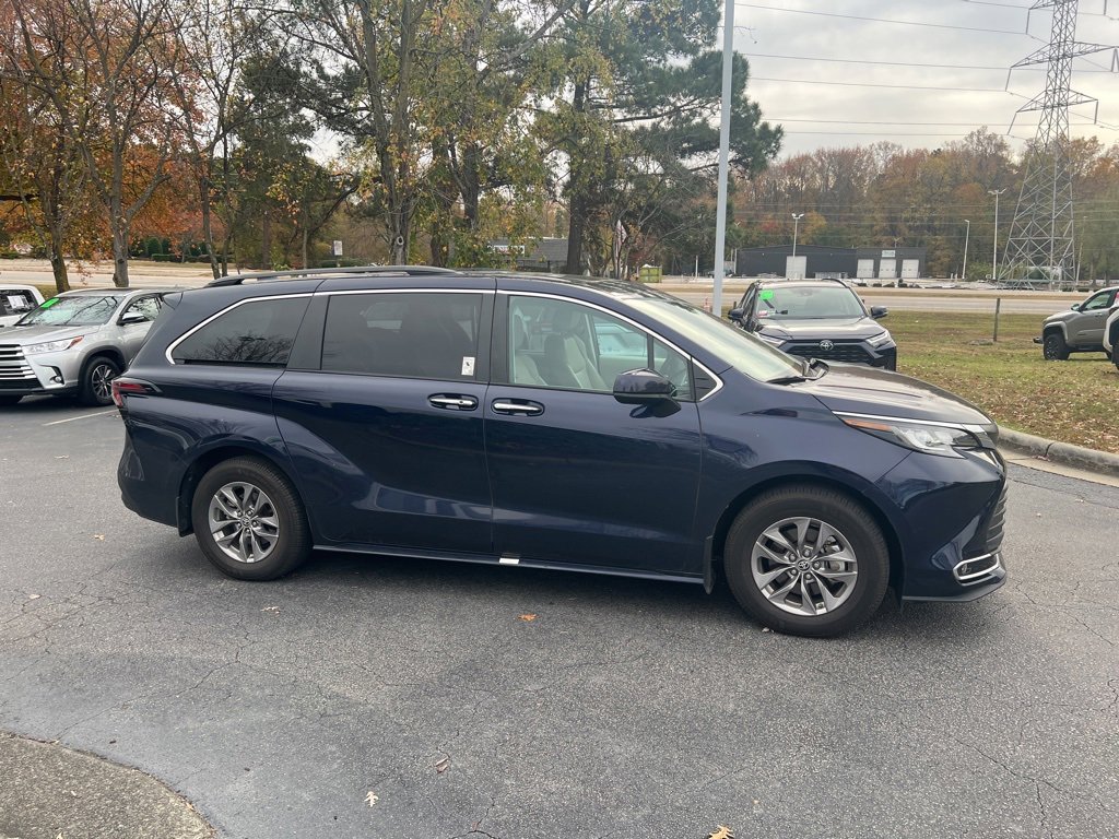 2023 Toyota Sienna XLE photo 3