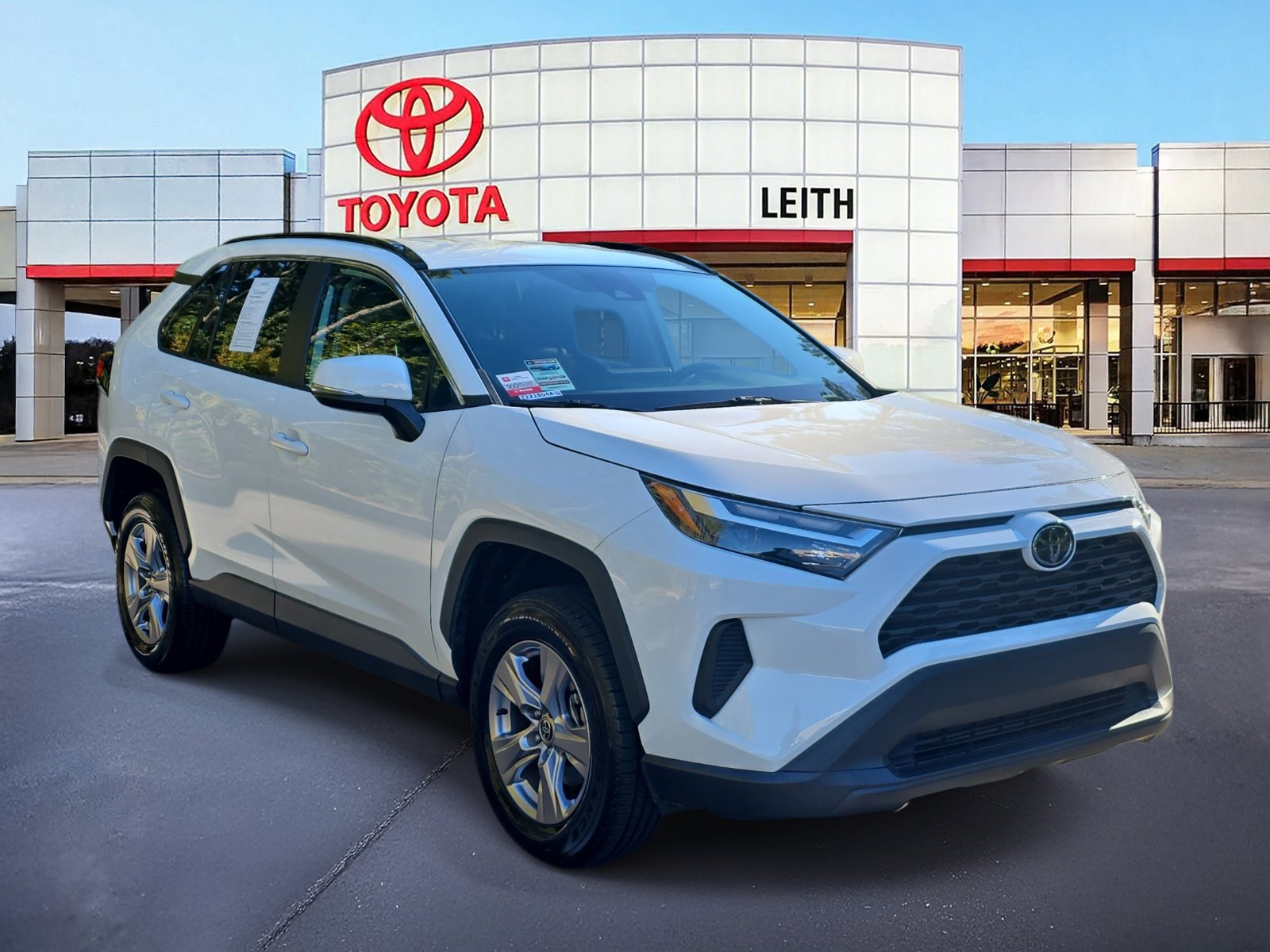 2022 Toyota RAV4 XLE photo 2