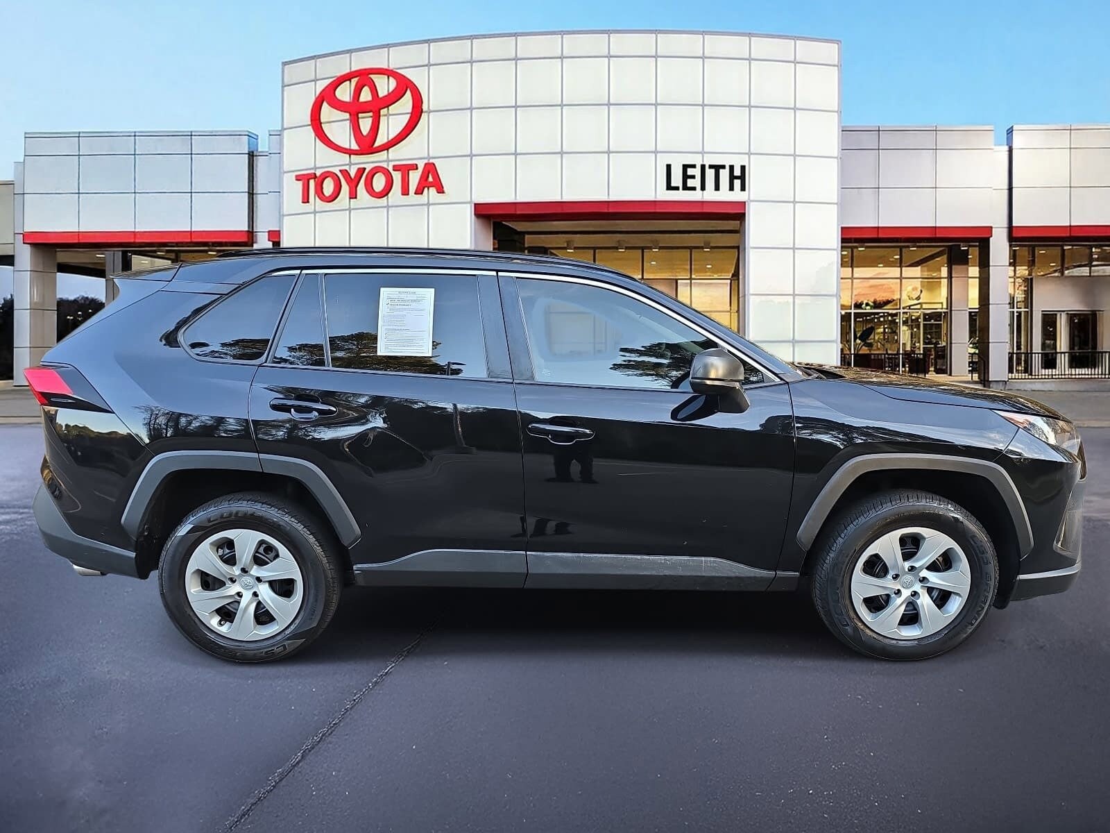 2021 Toyota RAV4 LE photo 3