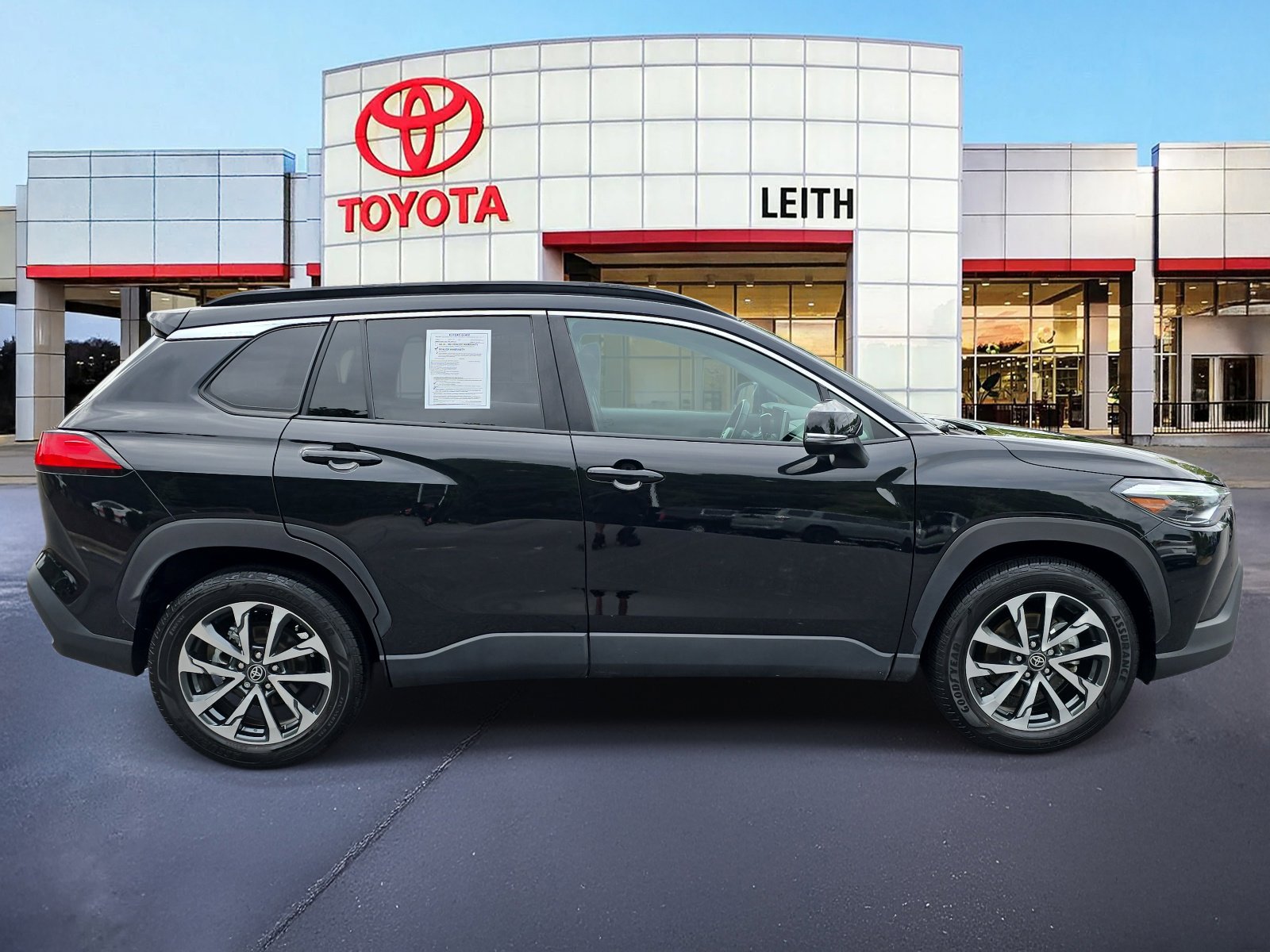 2023 Toyota Corolla Cross XLE photo 3