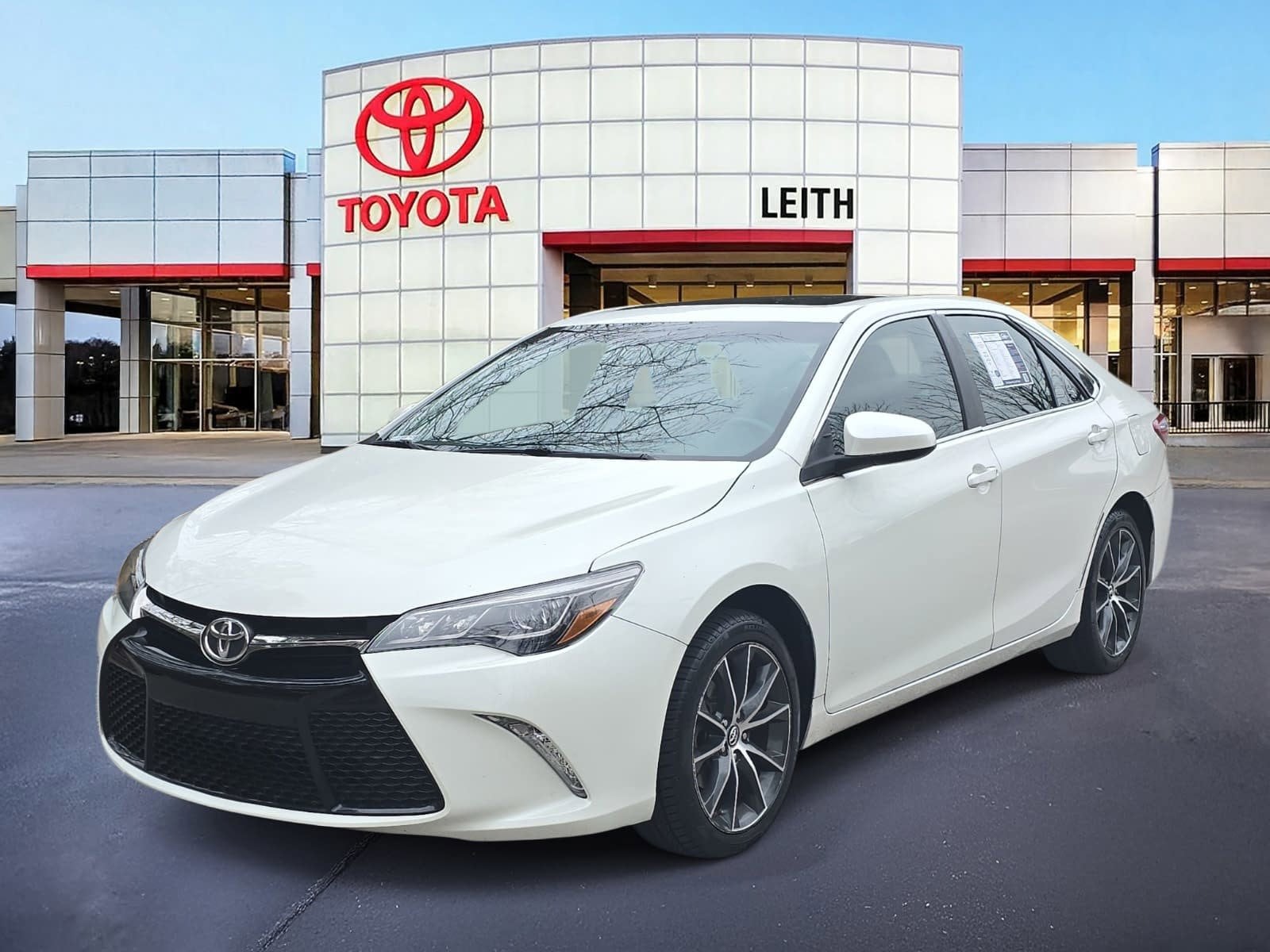 2016 Toyota Camry XSE's photo