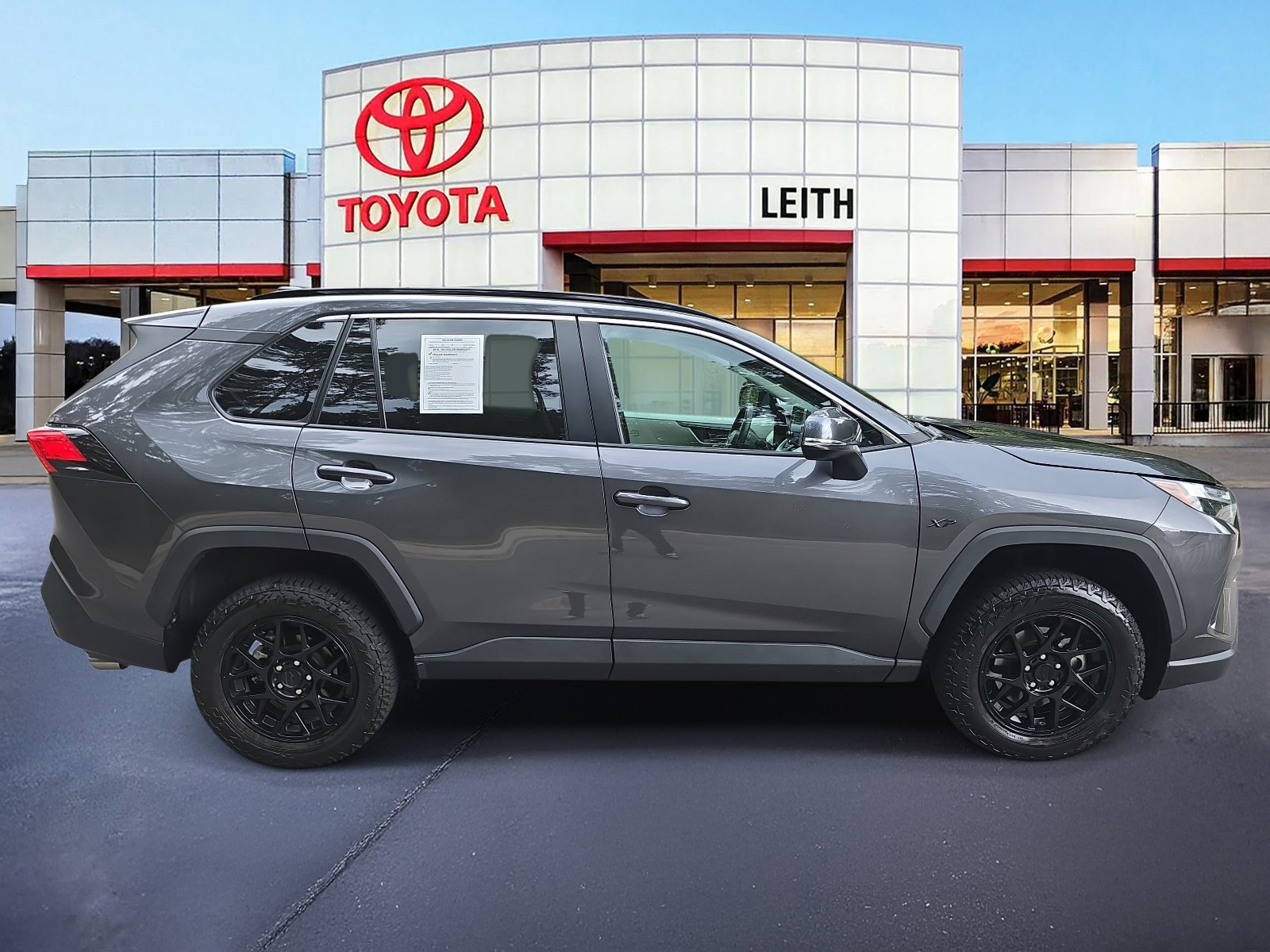 2023 Toyota RAV4 XLE photo 4
