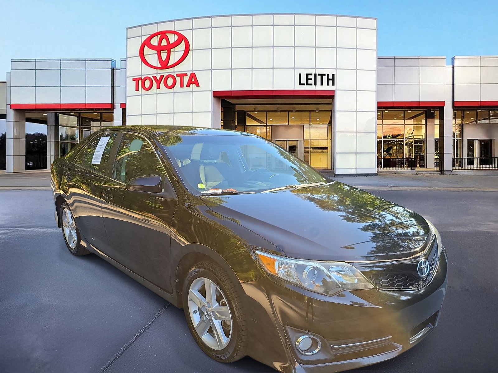 2014 Toyota Camry SE photo 3