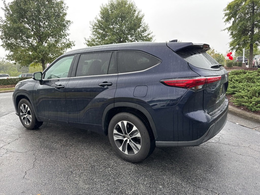 2022 Toyota Highlander XLE photo 2