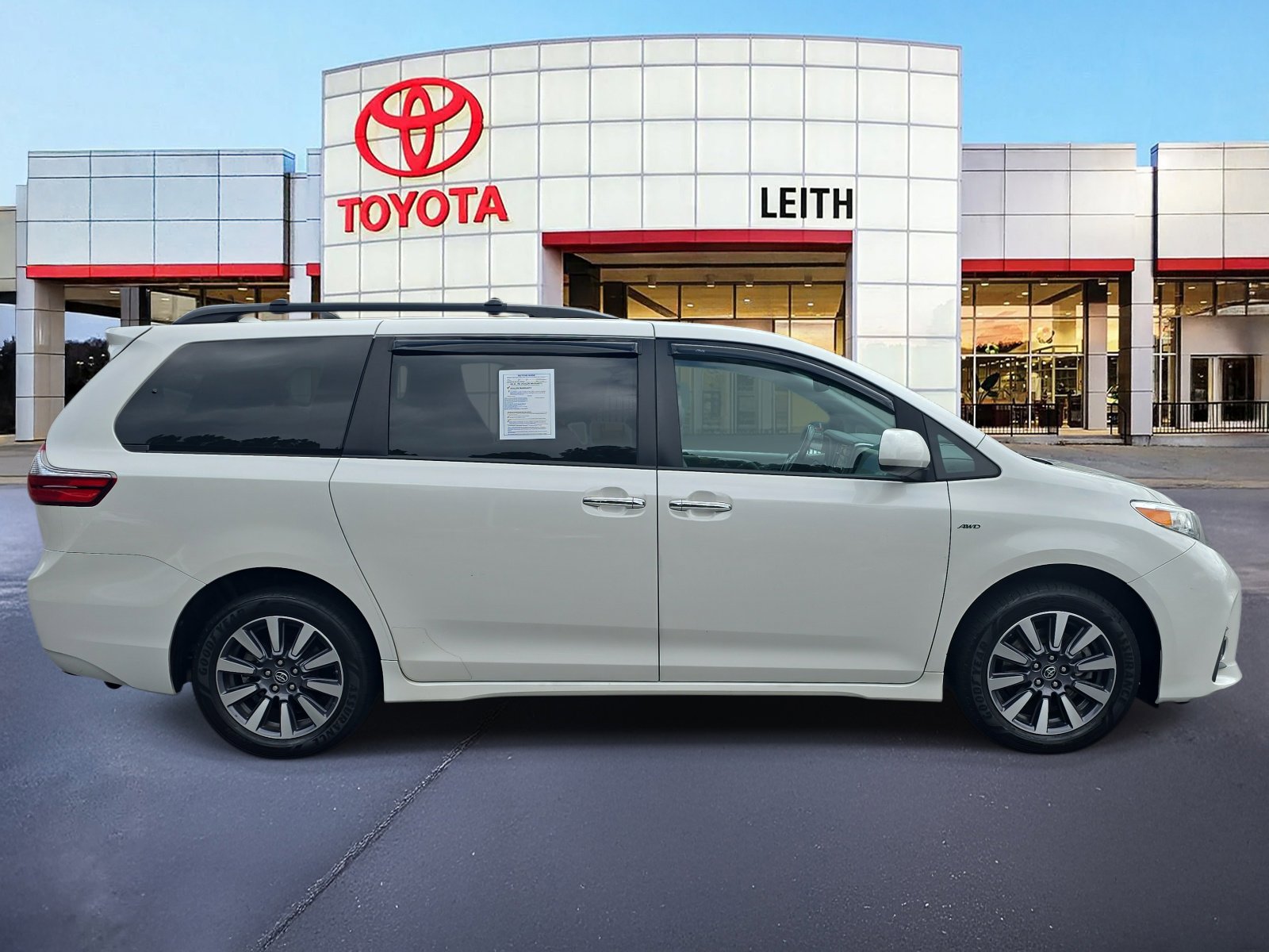 2020 Toyota Sienna XLE photo 4