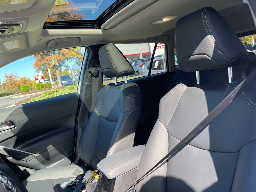 2025 Toyota Corolla Cross XLE photo 3