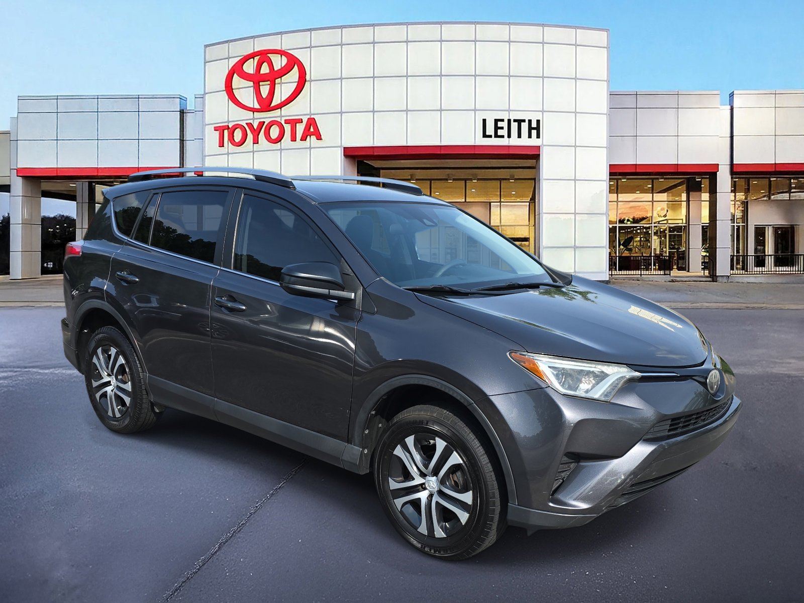2017 Toyota RAV4 LE photo 3