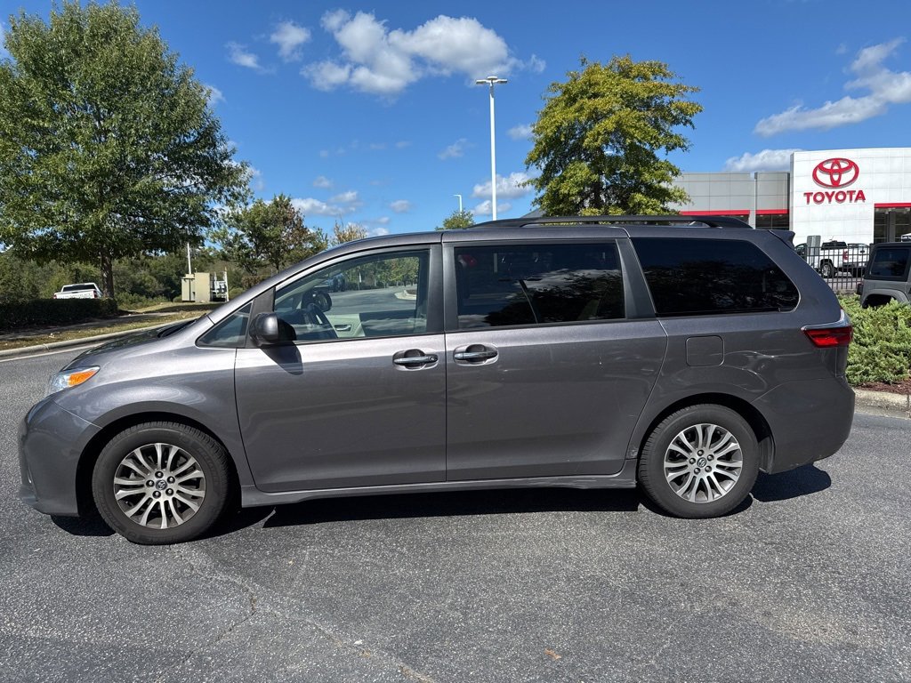 2020 Toyota Sienna XLE photo 2