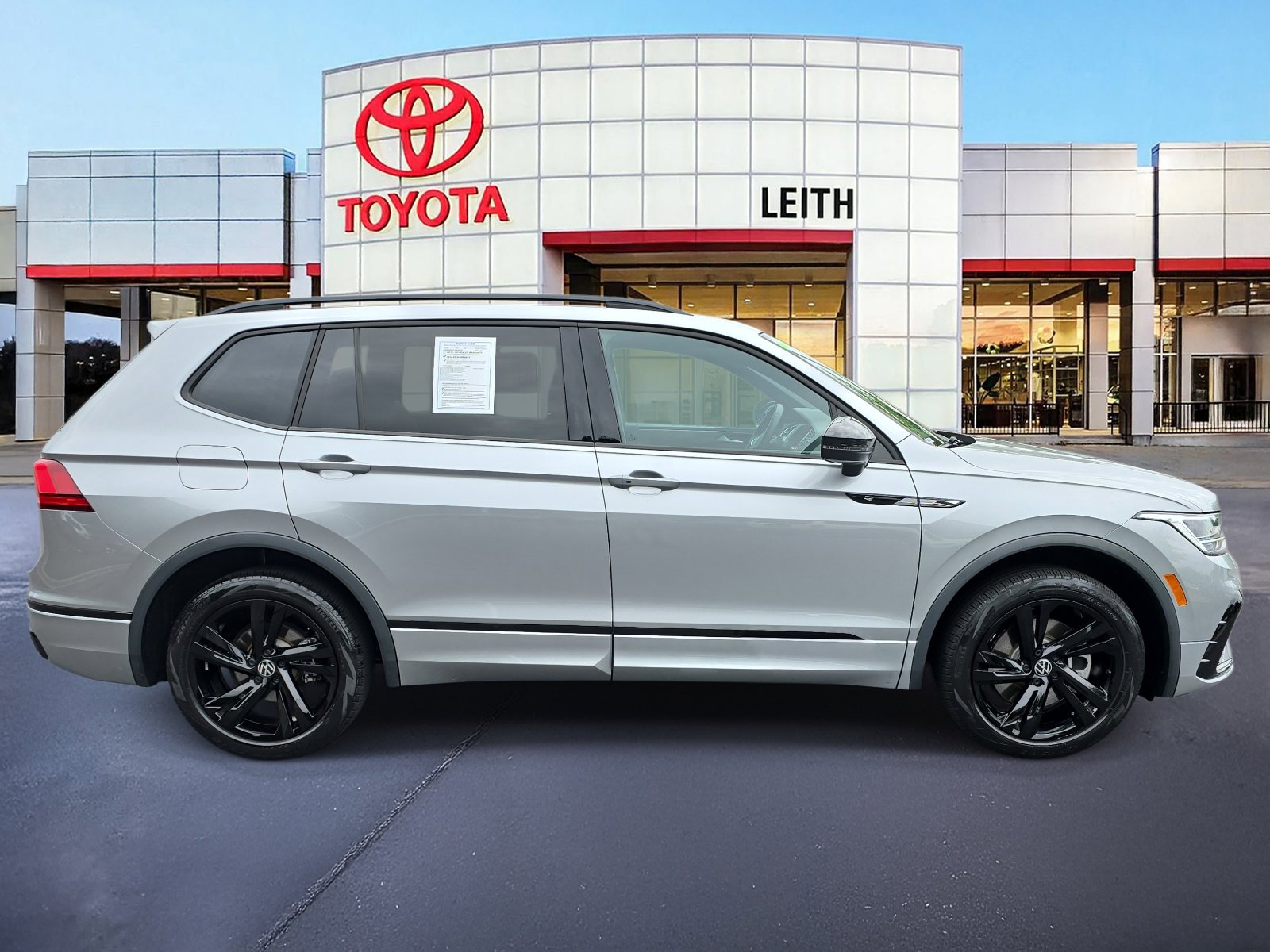 2023 Volkswagen Tiguan SE R-Line Black photo 4