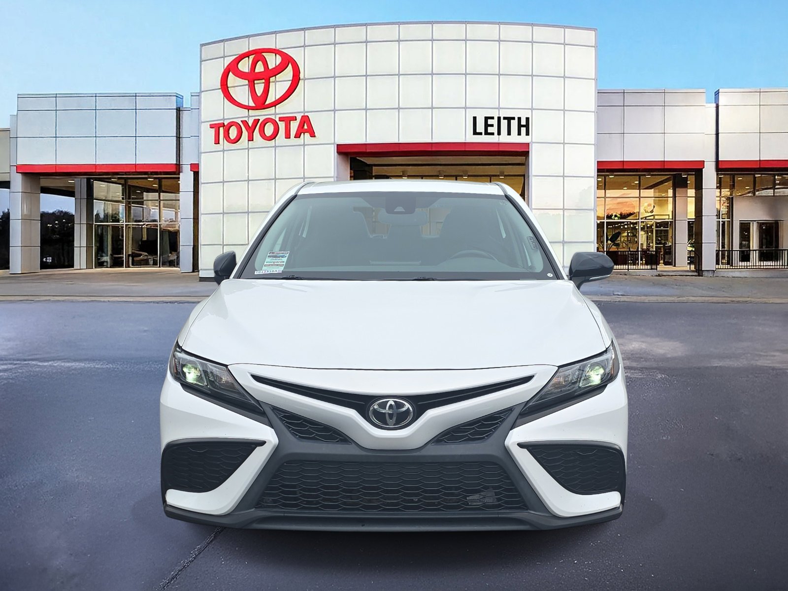 2022 Toyota Camry SE photo 2