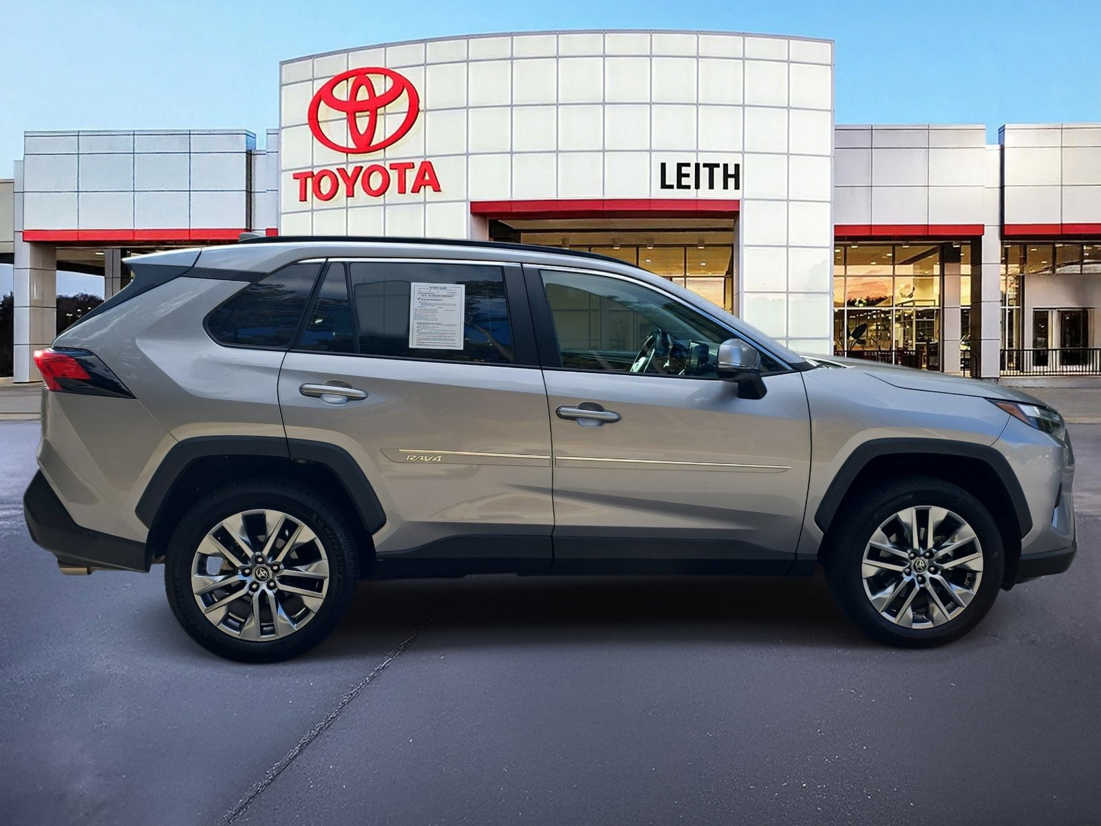 2022 Toyota RAV4 XLE Premium photo 3