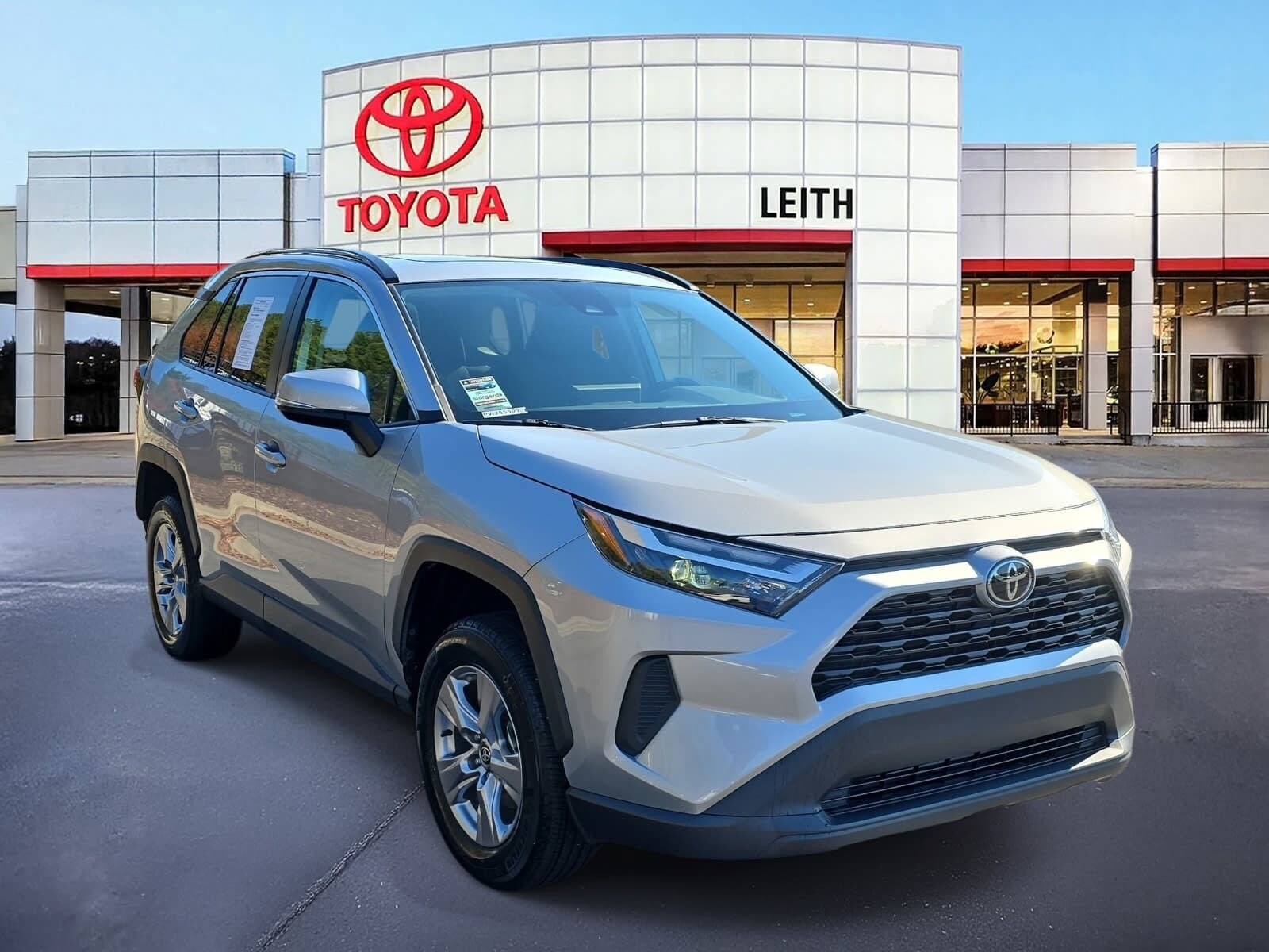 2023 Toyota RAV4 XLE photo 3