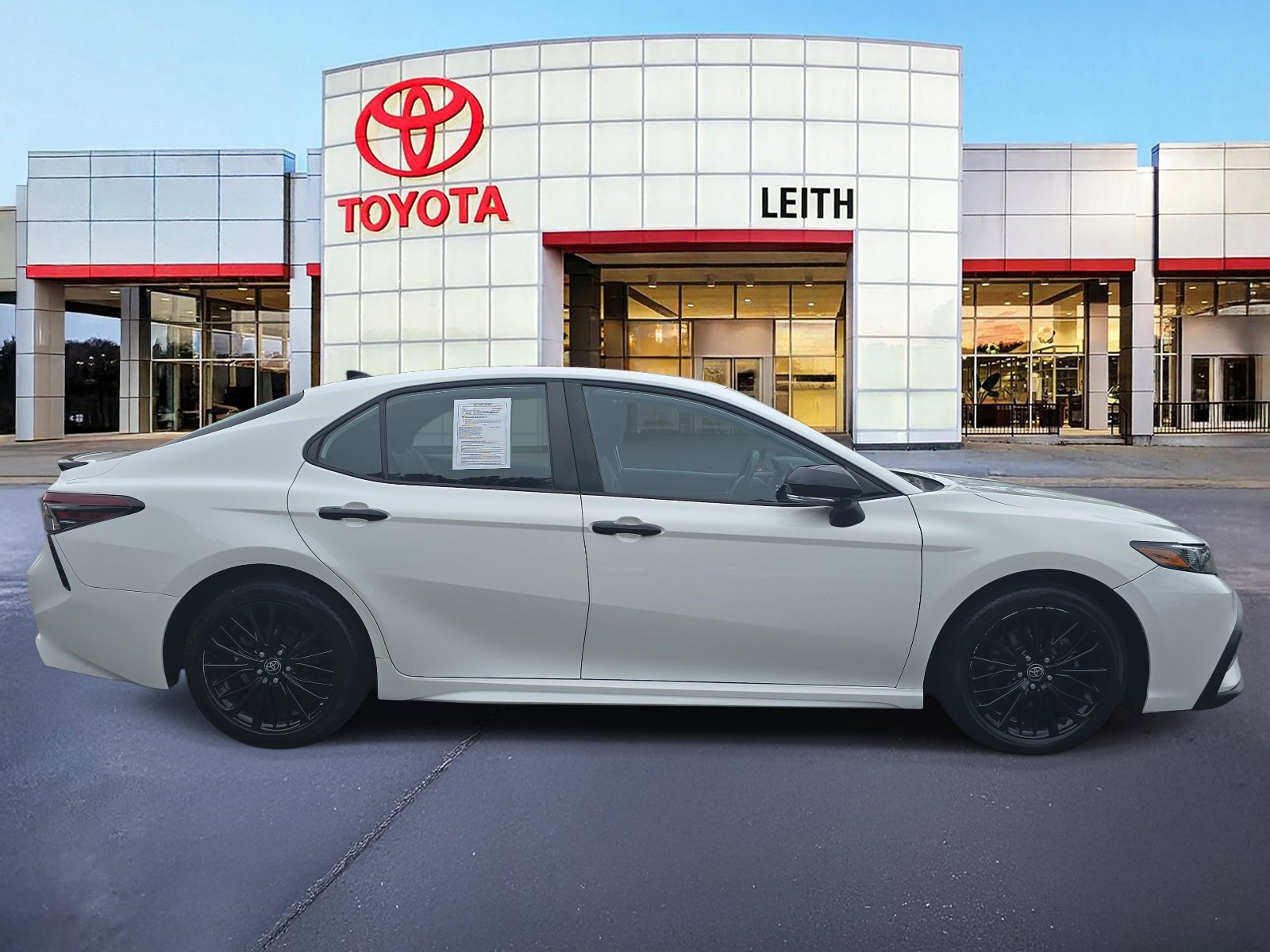 2022 Toyota Camry SE photo 4