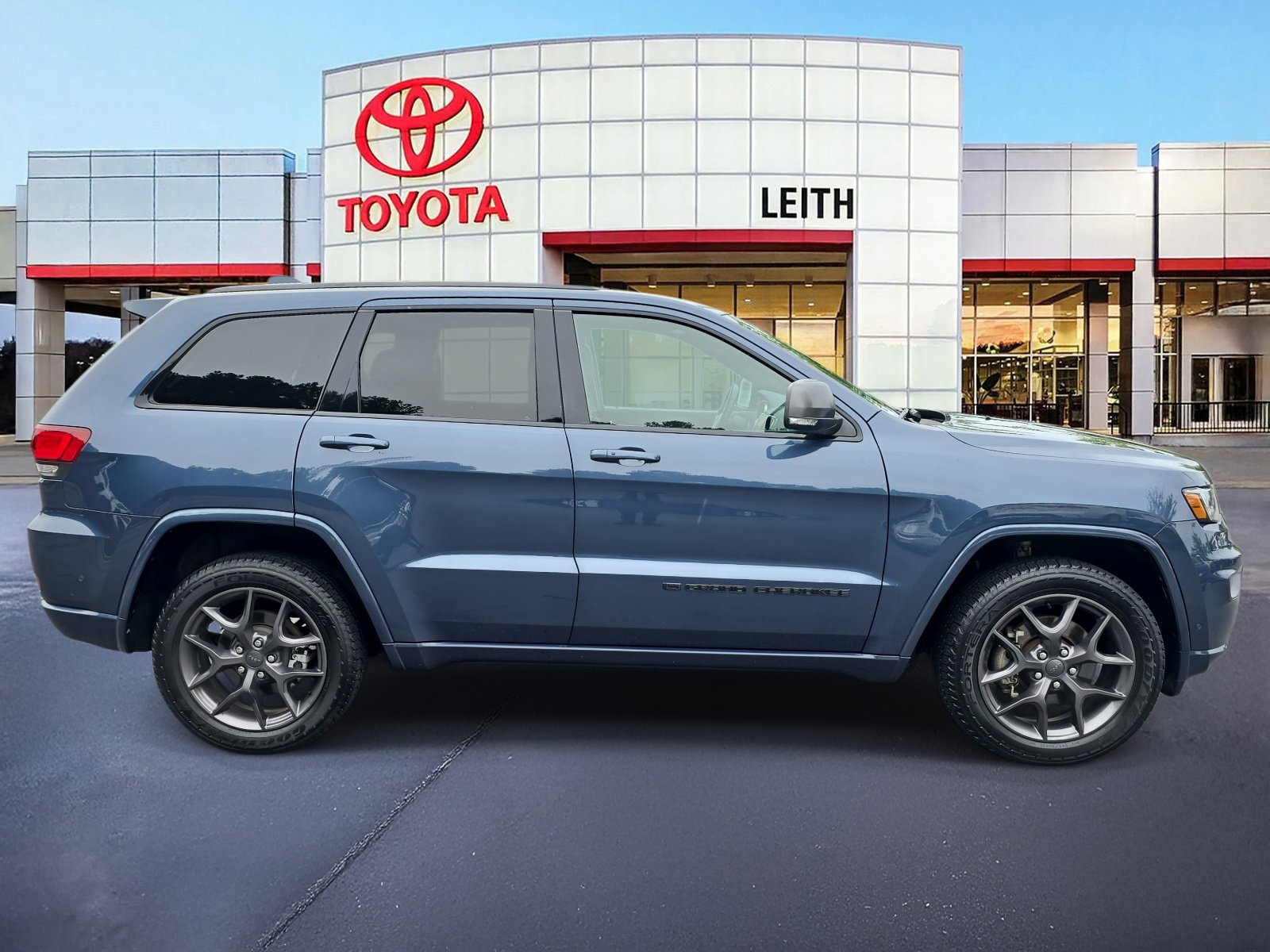2021 Jeep Grand Cherokee Limited Anniversary Edition photo 3