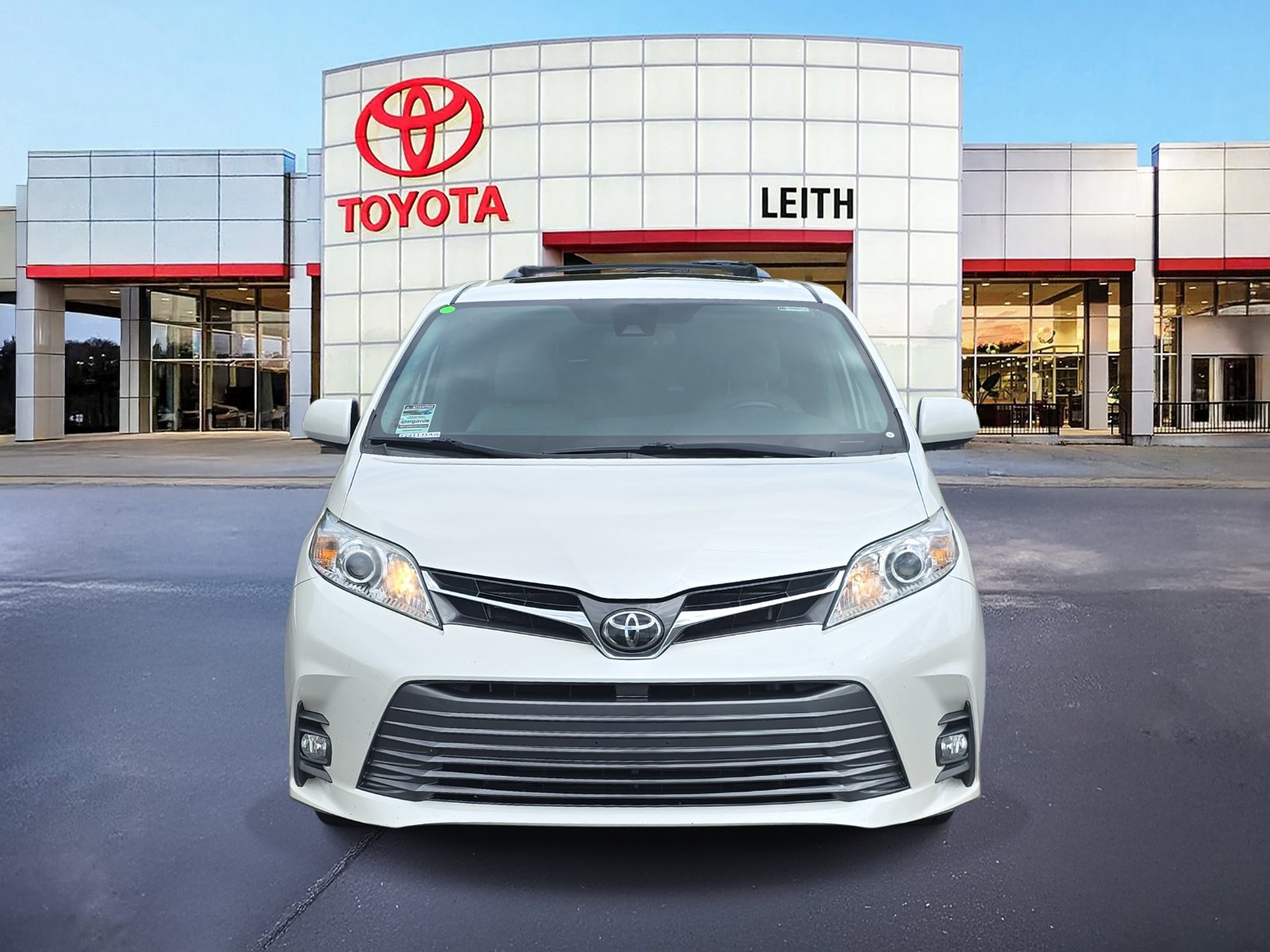 2020 Toyota Sienna XLE photo 2