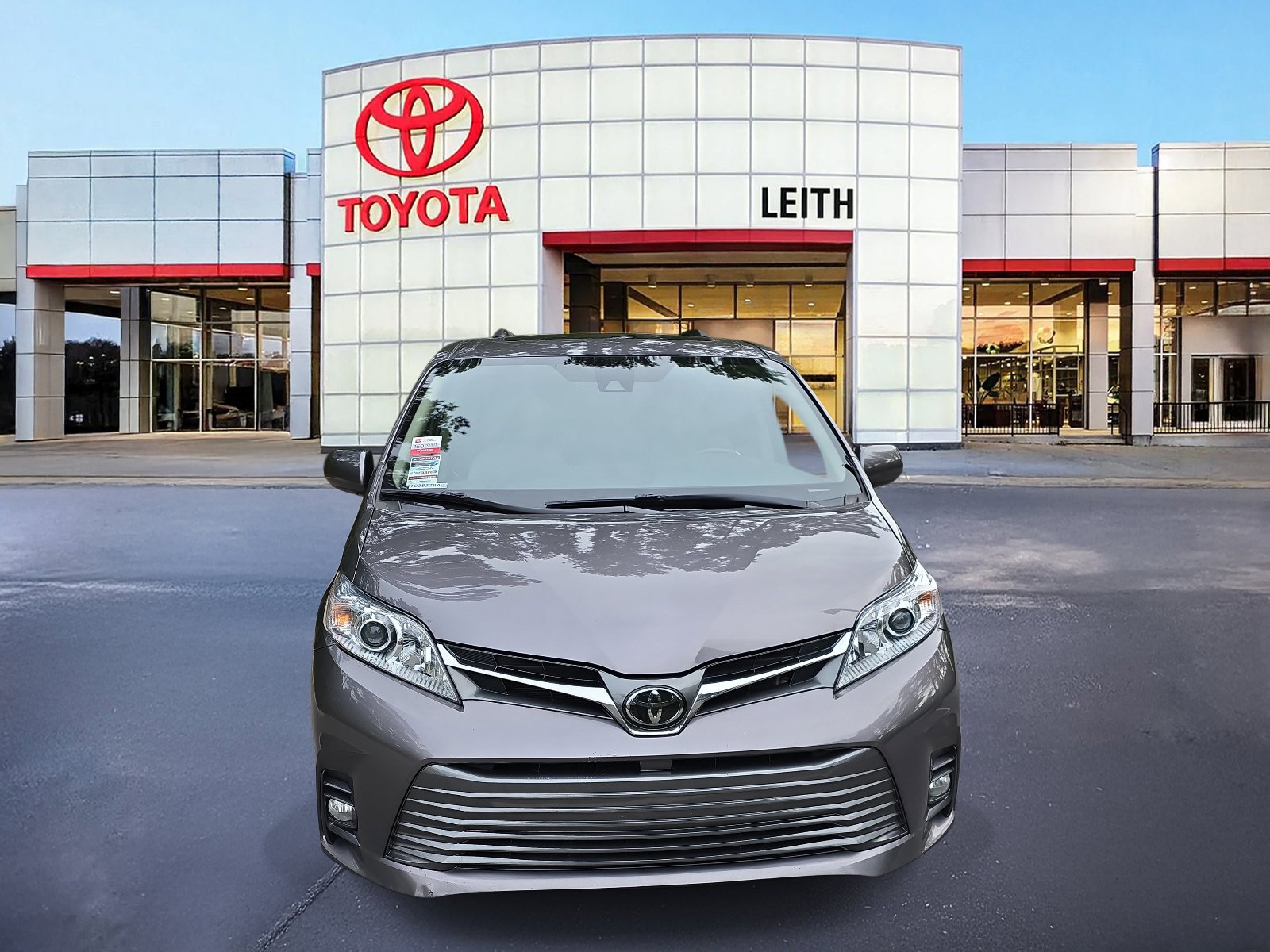 2020 Toyota Sienna XLE photo 2