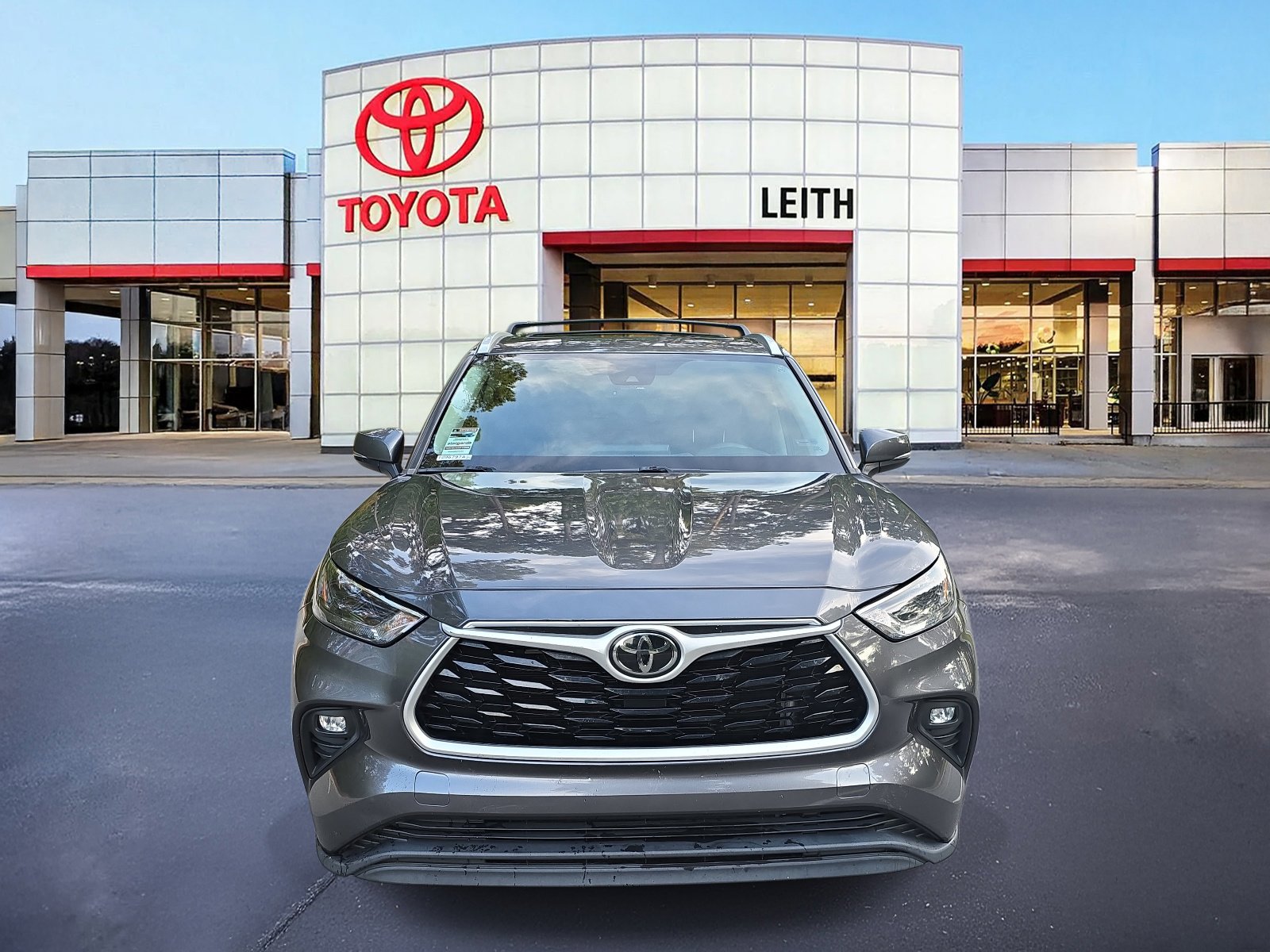 2022 Toyota Highlander XLE photo 2