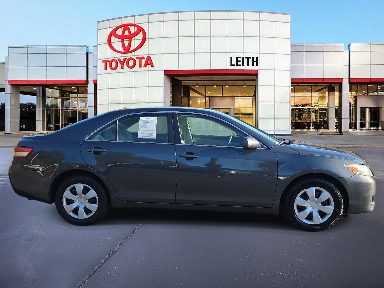 2010 Toyota Camry LE photo 3
