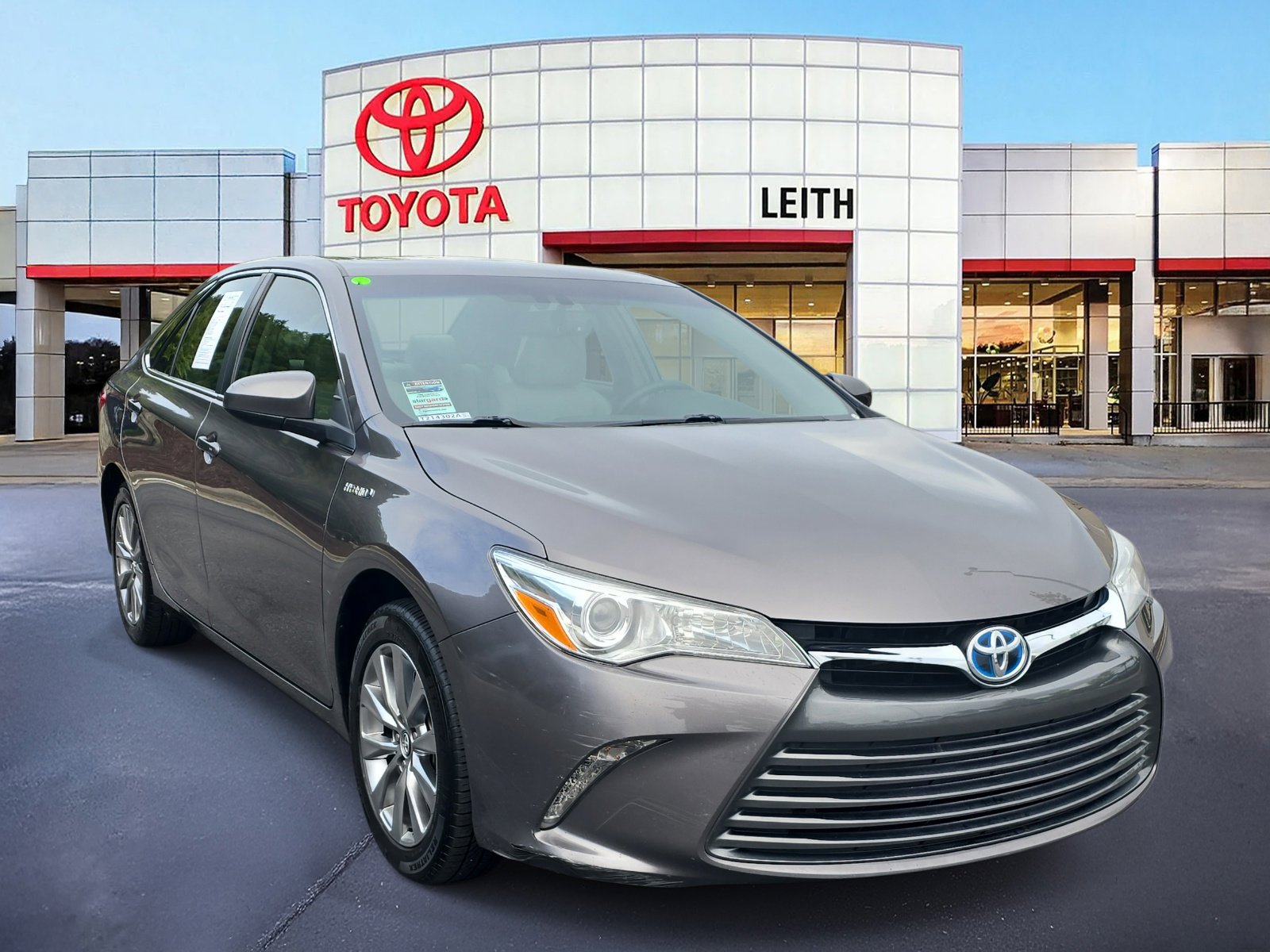 2017 Toyota Camry Hybrid XLE photo 3