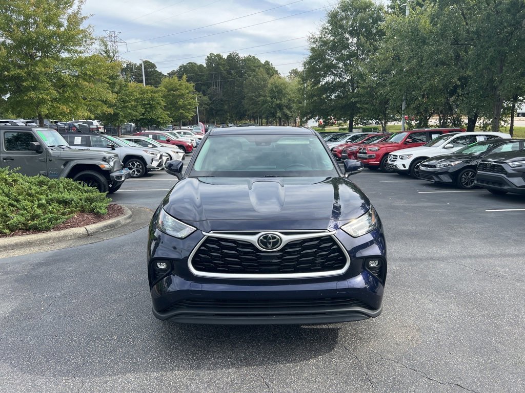 2022 Toyota Highlander LE photo 2