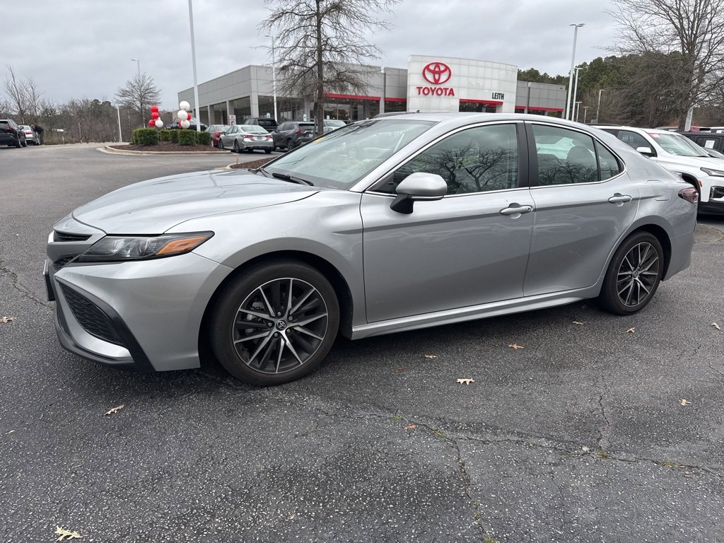 2024 Toyota Camry SE's photo