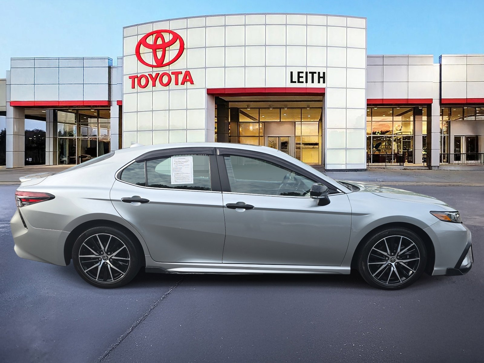 2023 Toyota Camry SE photo 4