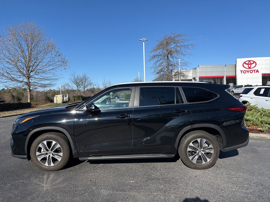 2023 Toyota Highlander XLE photo 2
