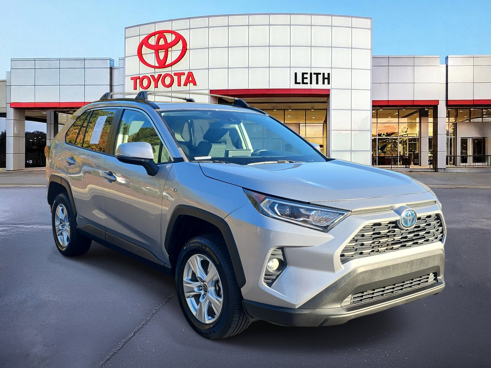 2021 Toyota RAV4 Hybrid XLE photo 2