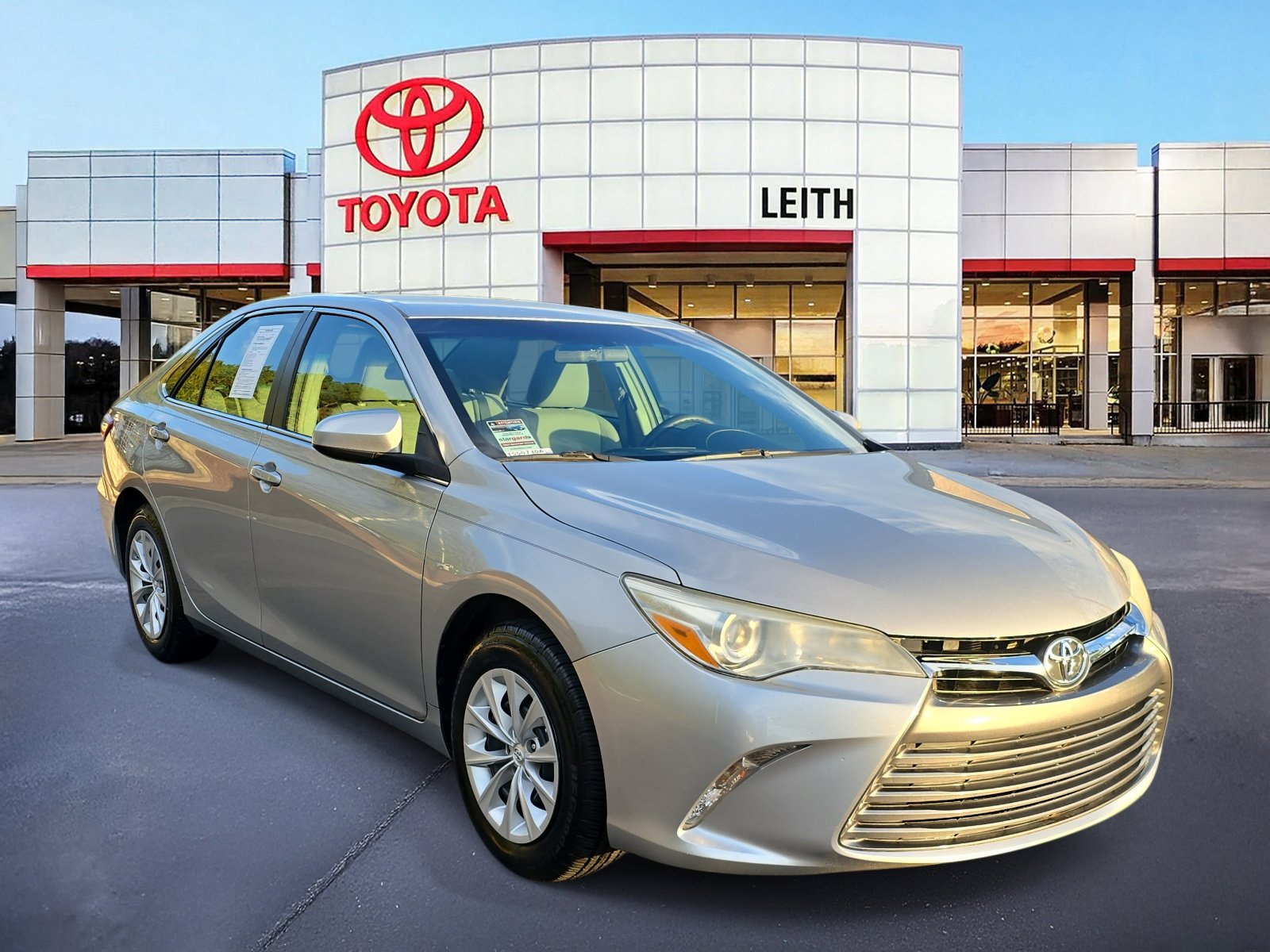 2016 Toyota Camry LE photo 2