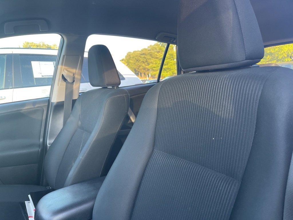 2018 Toyota RAV4 LE photo 3