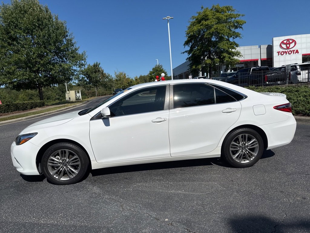 2017 Toyota Camry SE photo 2