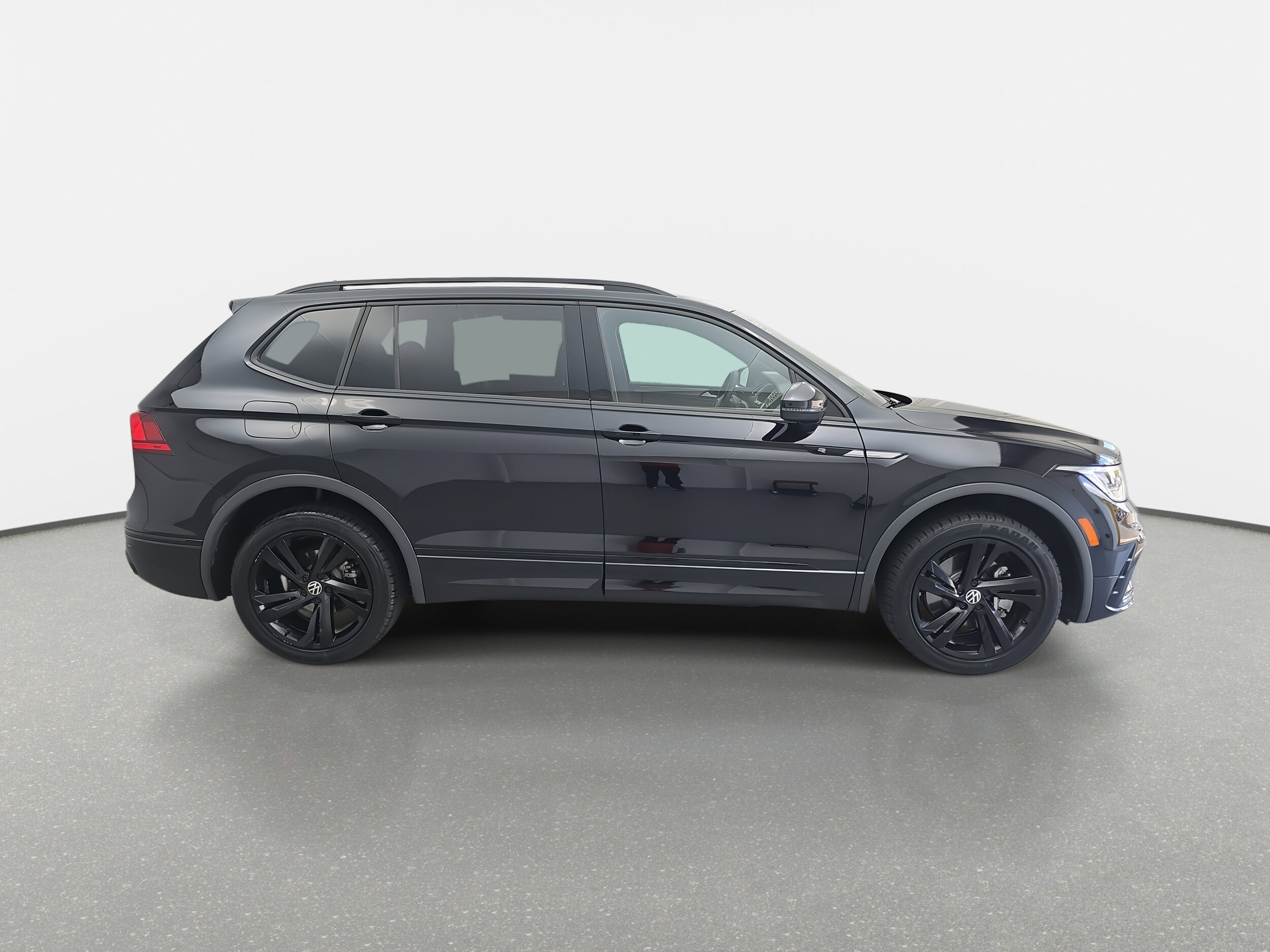 2024 Volkswagen Tiguan SE R-Line Black photo 2