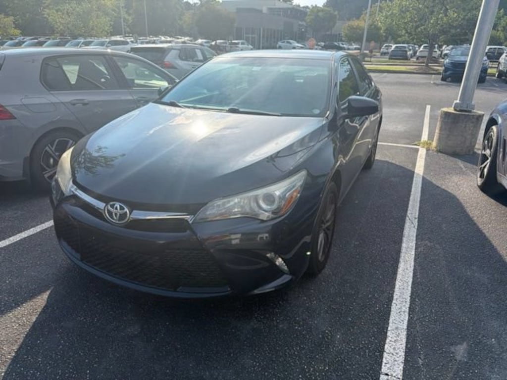 Used 2017 Toyota Camry SE Sedan