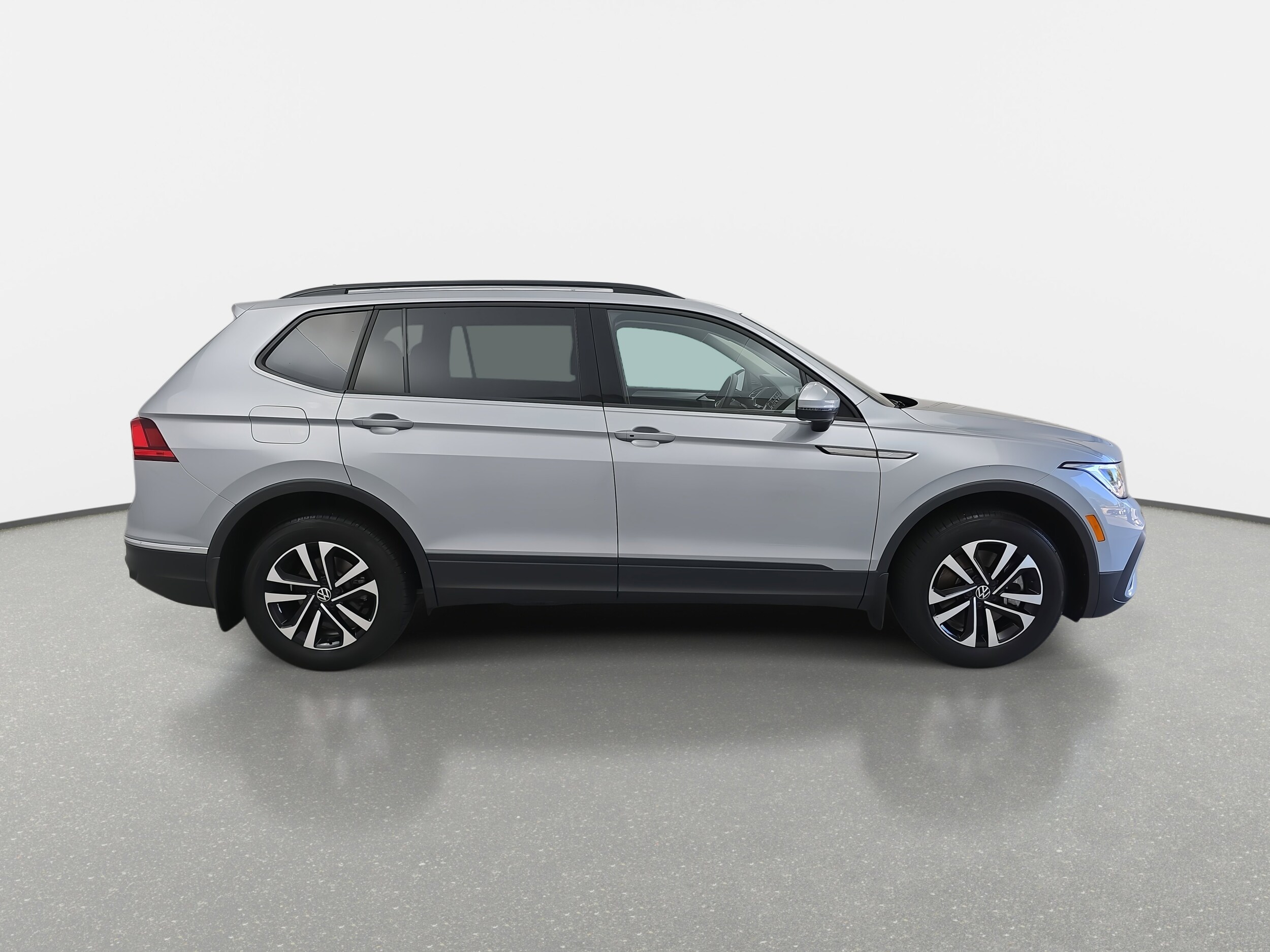 2023 Volkswagen Tiguan S photo 2