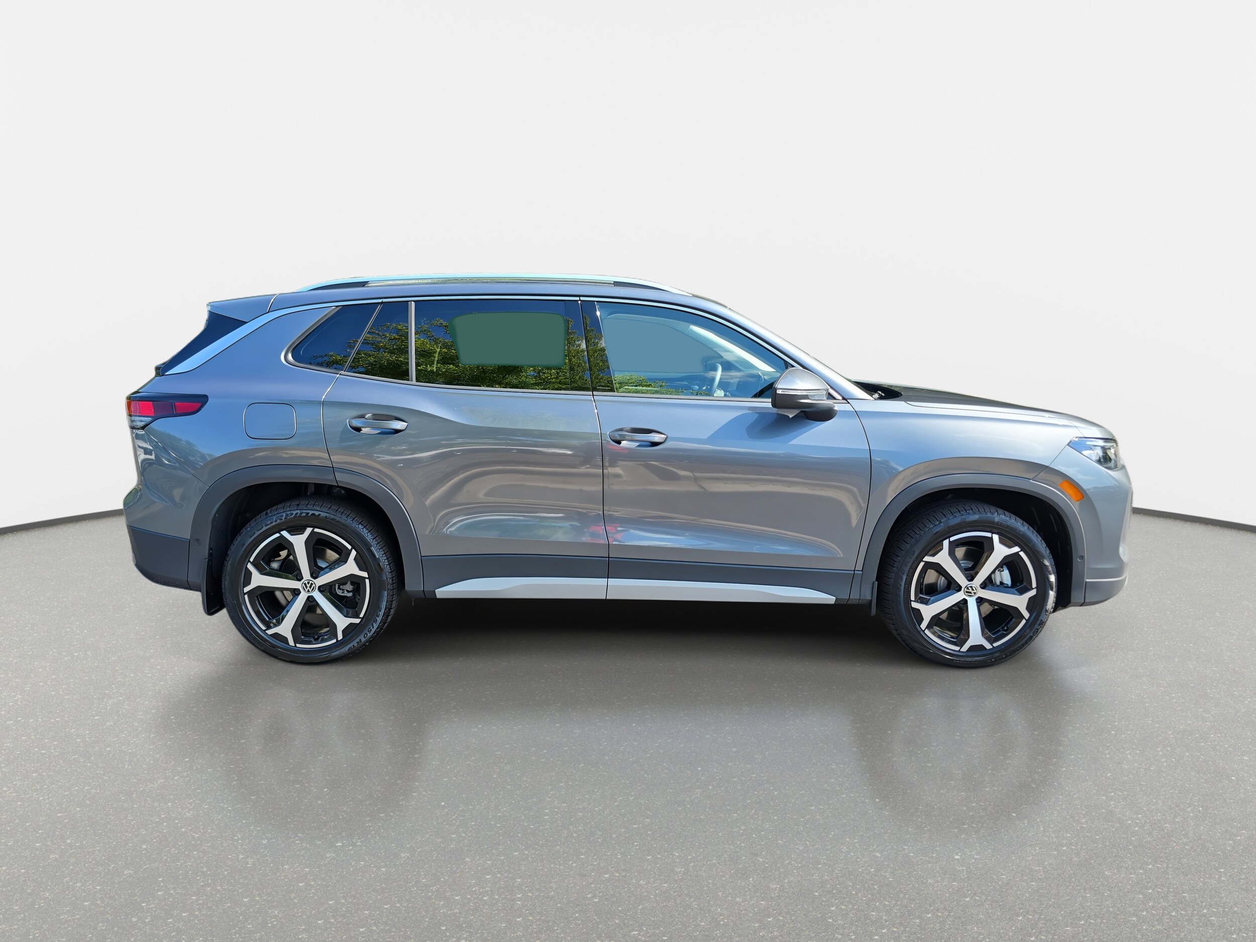2025 Volkswagen Tiguan SE photo 2