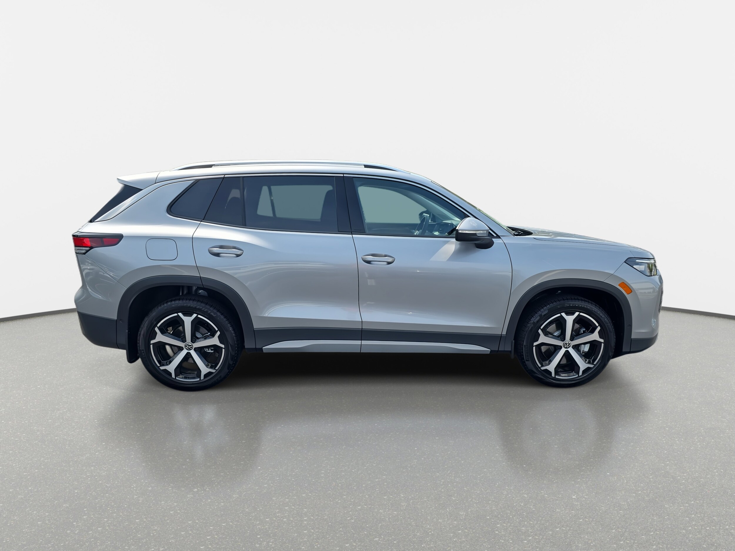 2025 Volkswagen Tiguan SE photo 2