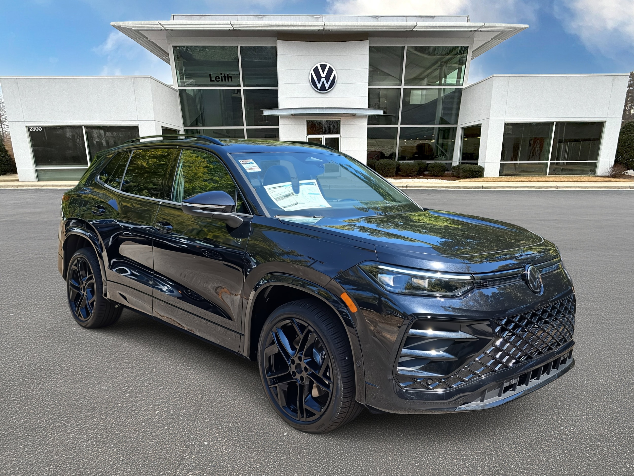 2025 Volkswagen Tiguan SE R-LINE BLACK's photo