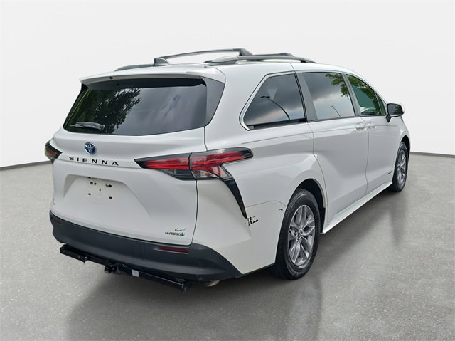 2021 Toyota Sienna LE photo 3