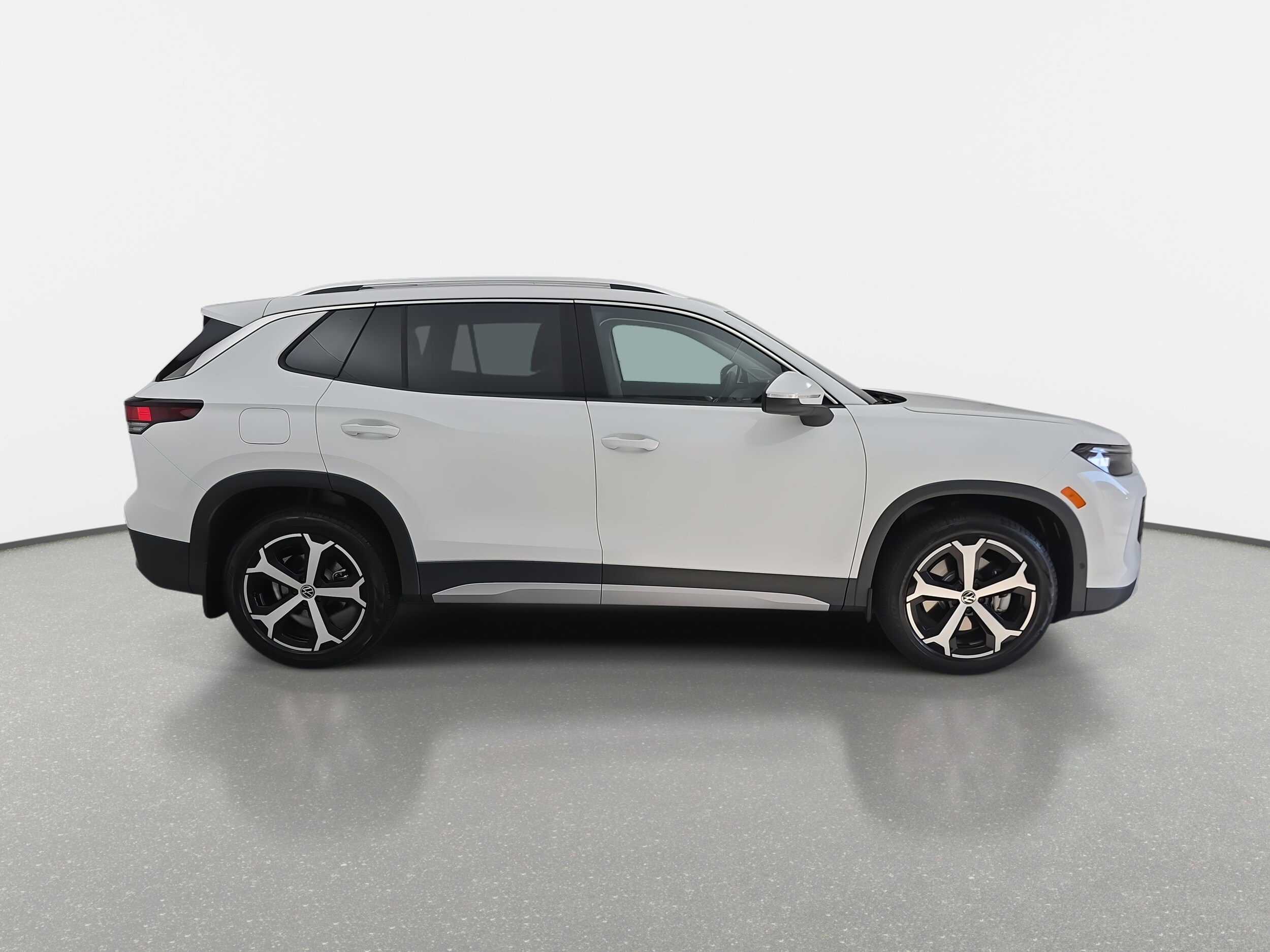 2025 Volkswagen Tiguan SE photo 2