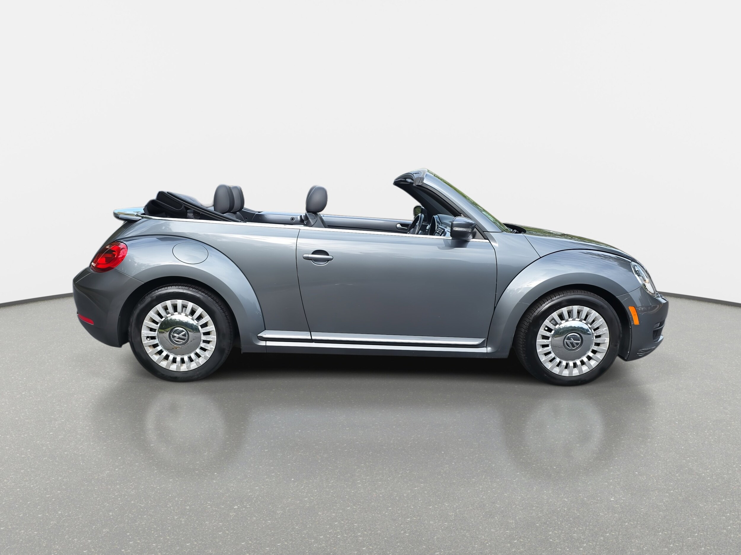 2013 Volkswagen Beetle 2.5L Convertible photo 2