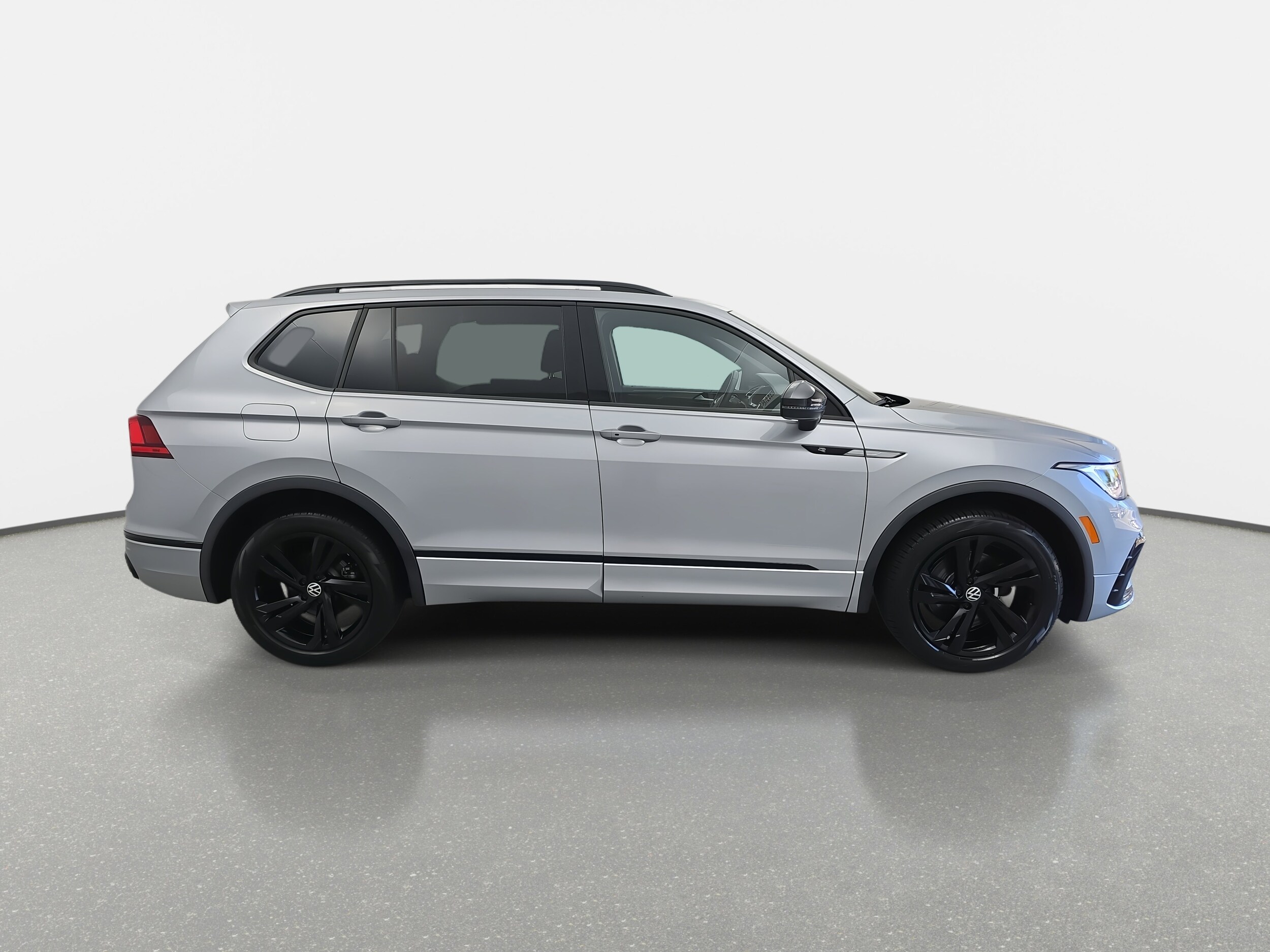 2023 Volkswagen Tiguan SE R-Line Black photo 2