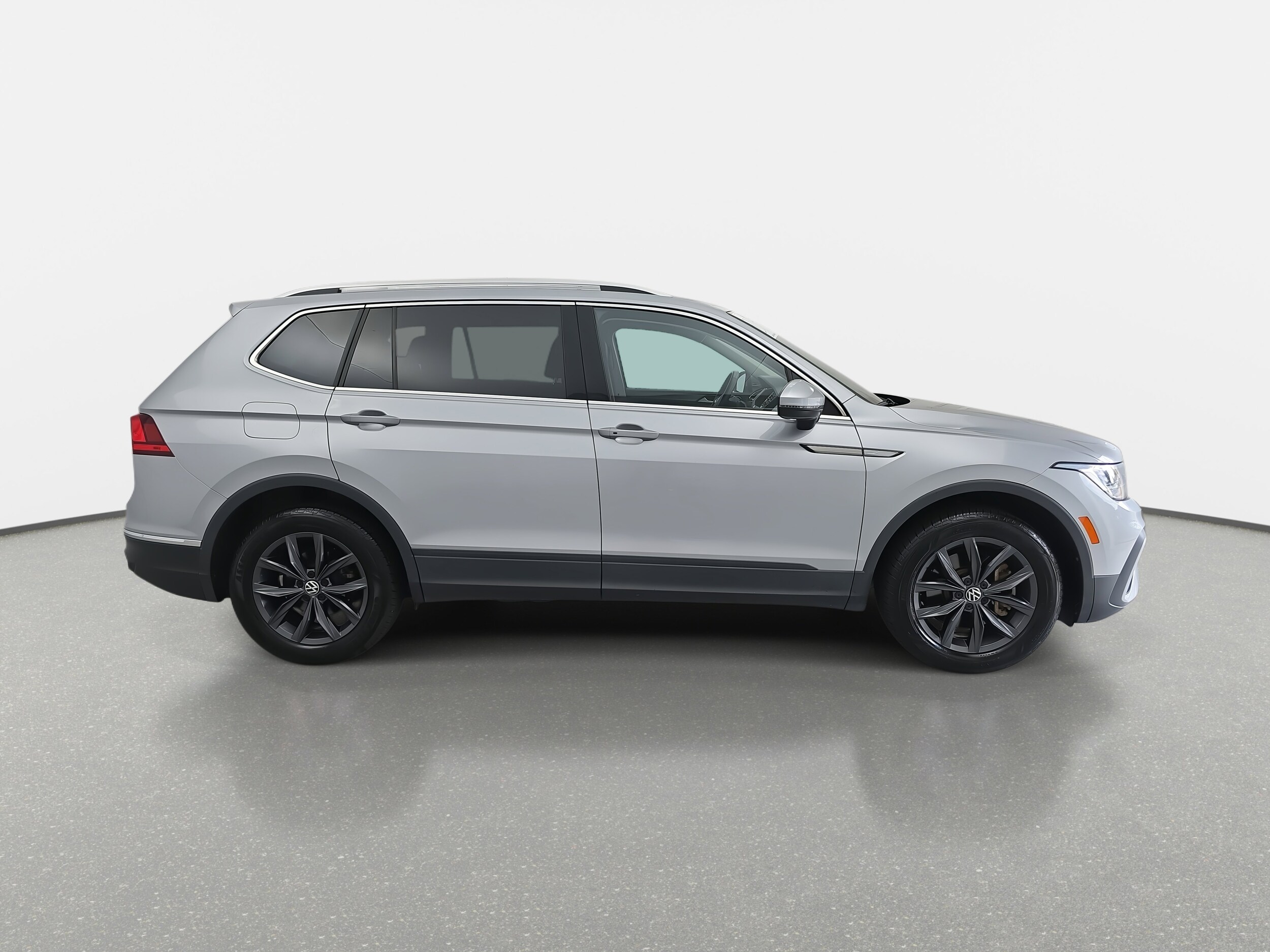 2022 Volkswagen Tiguan SE photo 2